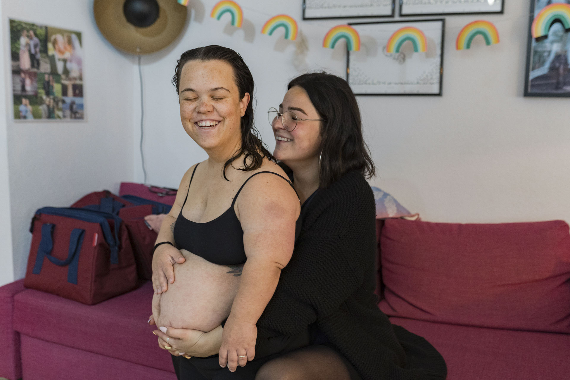 Die Präimplantationsdiagnostik hat geklappt. Nadine hat einen gesunden Embryo eingesetzt bekommen. Nadines jüngere Schwester Alischa ist zu Besuch. Gemeinsam machen sie einen Gipsabdruck von Nadines Bauch in der 35. Schwangerschaftswoche. 29.04.2021, Deutschland, Backnang. © Patrick Junker