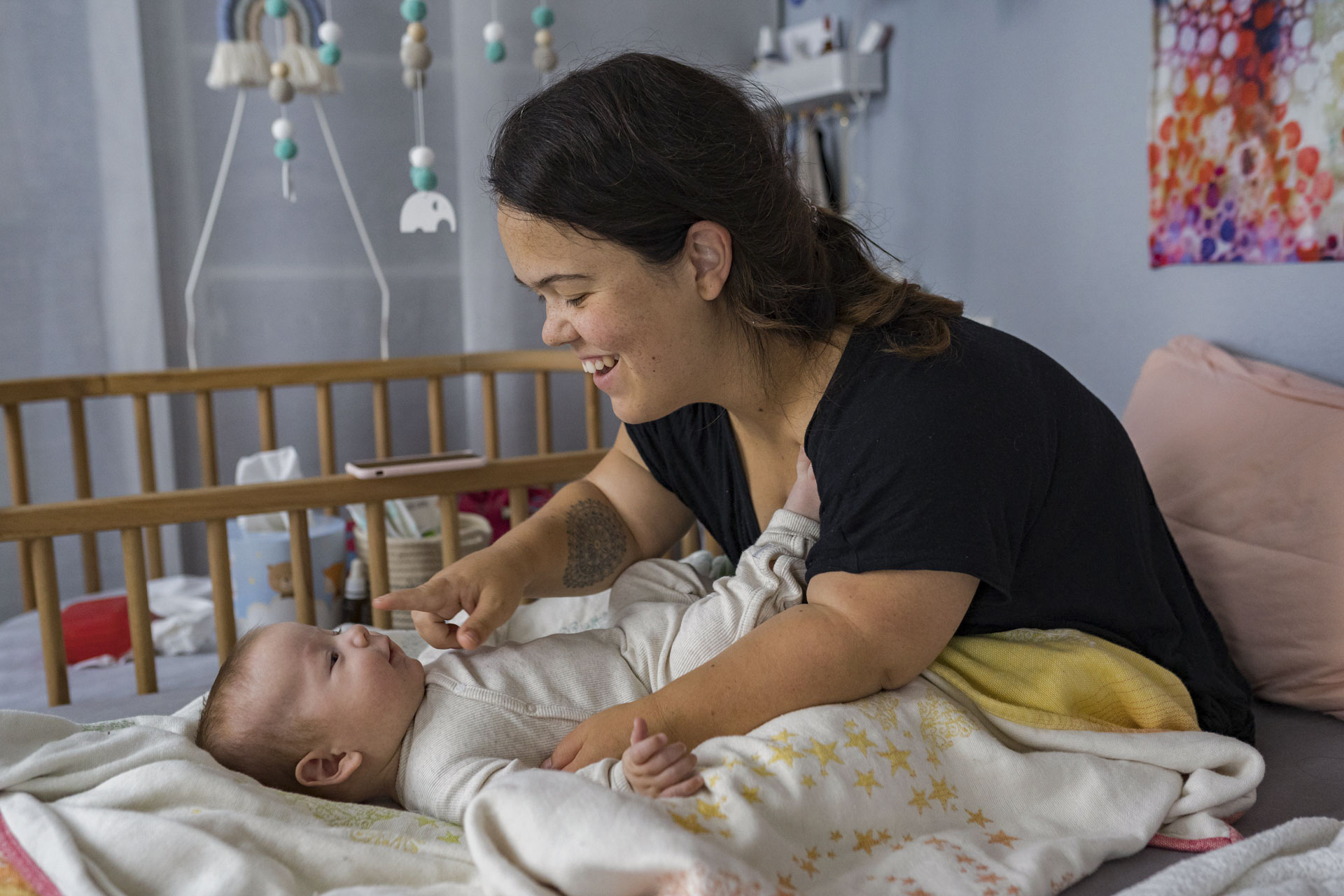 Nadine spielt im Bett mit ihrem Sohn, Jonnes. Er ist ein zufriedenes Baby und weint wenig. 17.08.2021, Deutschland, Backnang. © Patrick Junker