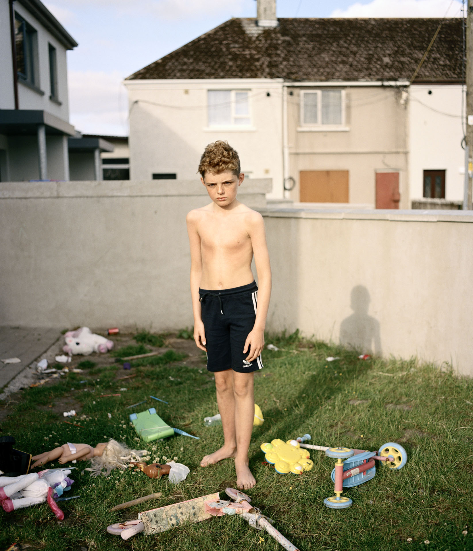 © Tamara Eckhardt / Agentur Ostkreuz. Jaden in seinem Vorgarten, aus der Serie 'Youth of the Island Field', 2021, Limerick, Irland.