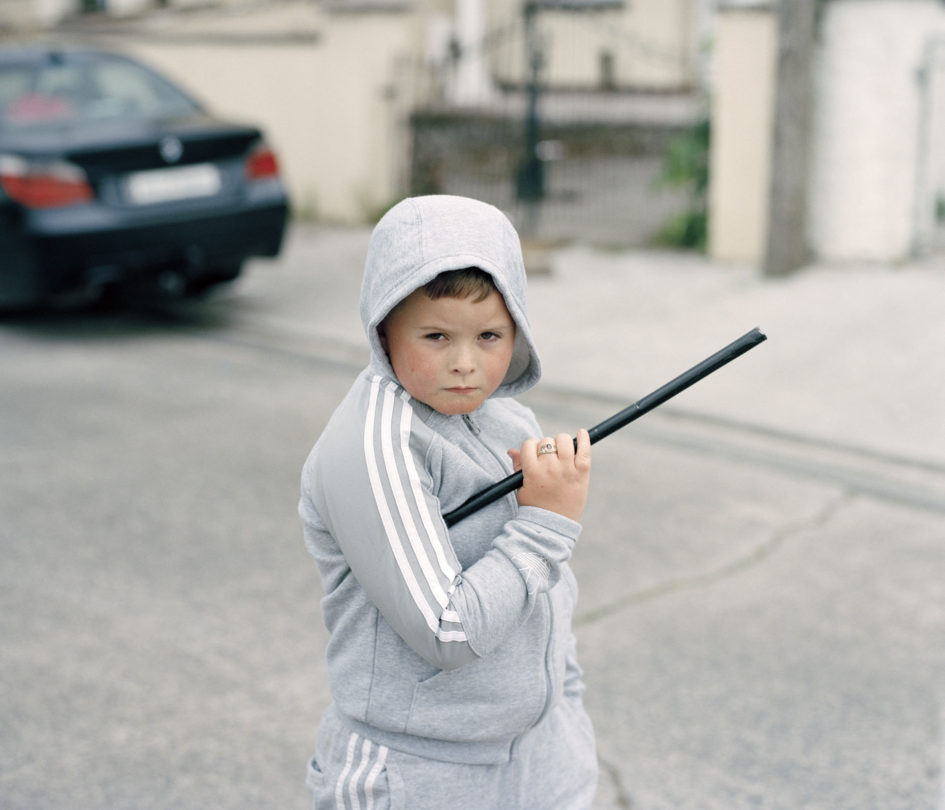 Kaden mit Metallrohr, aus der Serie 'Youth of the Island Field', 2021, Limerick, Irland. © Tamara Eckhardt / Agentur Ostkreuz