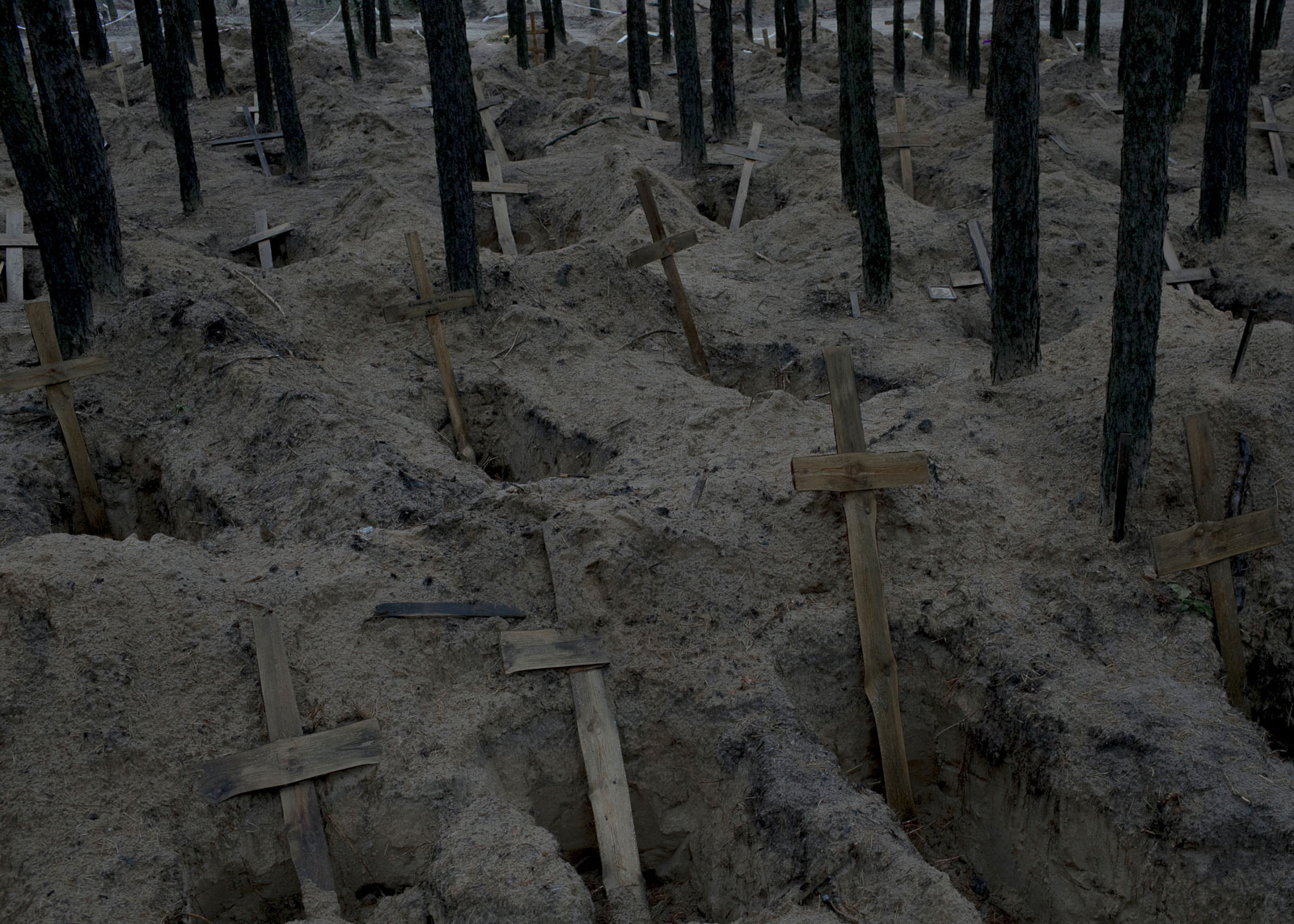 Die Grabstätte, zu der die Einwohner von Isjum auf Befehl der russischen Besatzer Leichen aus der Stadt brachten. 10. Oktober, 2022, Isjum, Ukraine. © 2023 Emile Ducke / OSTKREUZ