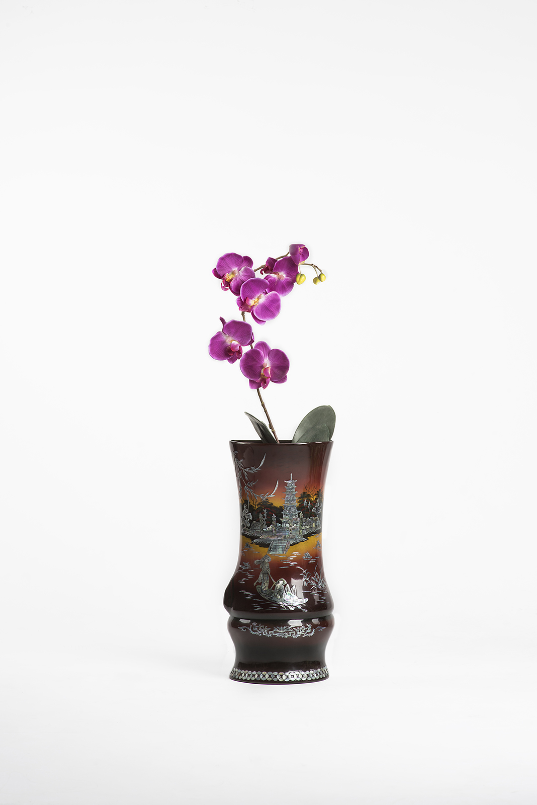Falschorchidee in einer vietnamesischen Holzlack Vase mit Perlmutt, Luzern, Schweiz © 2017 Thi My Lien Nguyen