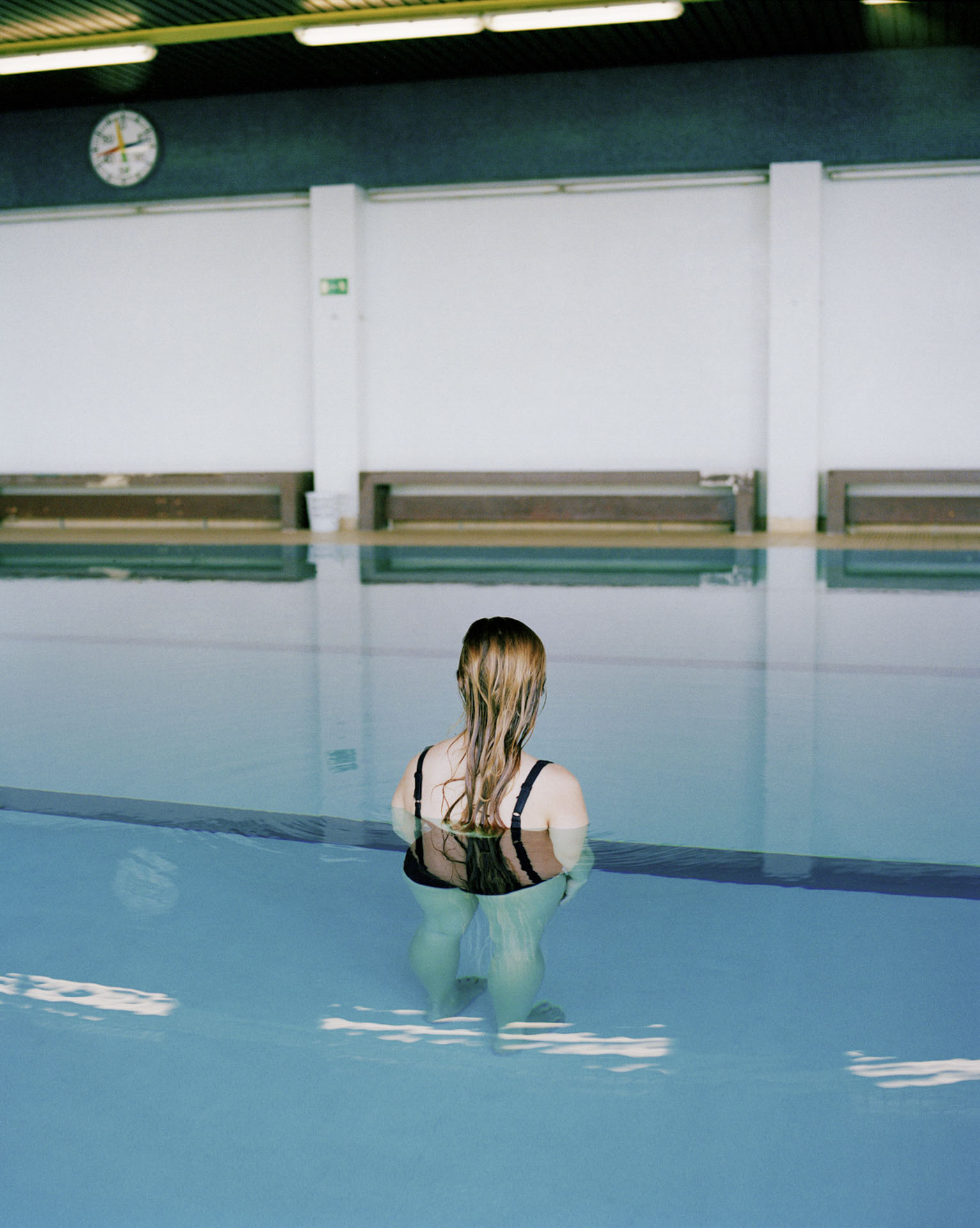 Marie, Wien, 2016. Marie litt fast 6 Jahre lang an Bulimie, konnte die Krankheit jedoch nach einem Langzeitaufenthalt in einer Klinik überwinden. Das Schwimmbad wurde von ihr als Ort für ihr Portrait ausgewählt. März 2016, Wien, Österreich. © Mafalda Rakoš