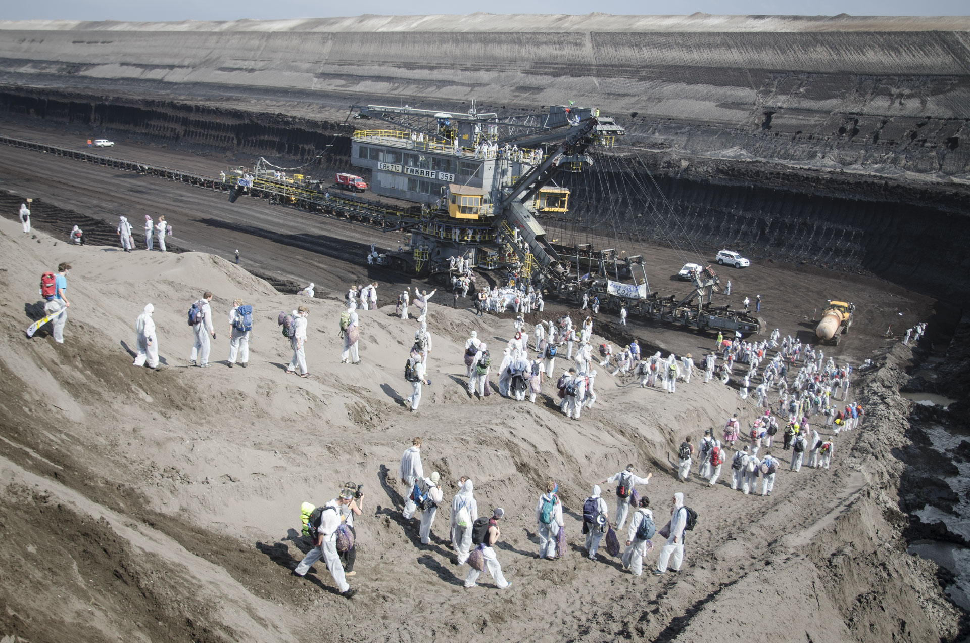 Ende-Gelände Proteste – Parallel zur Klimakonferenz Cop23 besetzen Aktivist*Innen von Ende-Gelände einen Tagebau im Rheinland. In einer langen Kette strömen sie wie Ameisen in den Tagebau hinab. 05.11.2017 © Tim Wagner