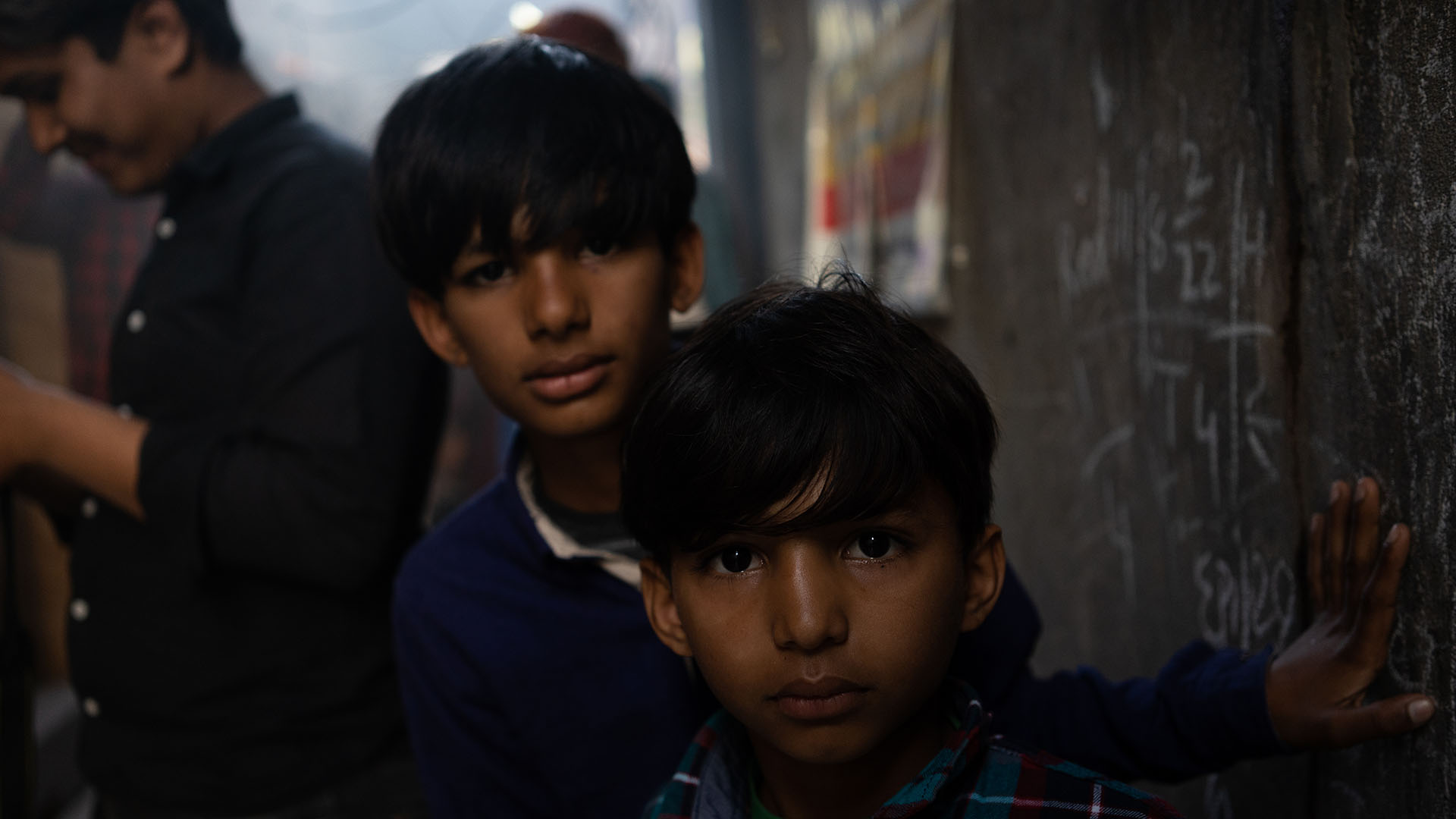 Brick Kiln, zwei Jungen in einer engen Seitengasse zu einer Kirche - Christen in Pakistan sind nach dem Hinduismus die zweitgrösste religiöse Minderheit in Pakistan und oft der Diskriminierung ausgesetzt. 11.03.22, Gujarwala, Pakistan. © Alexandra Meister