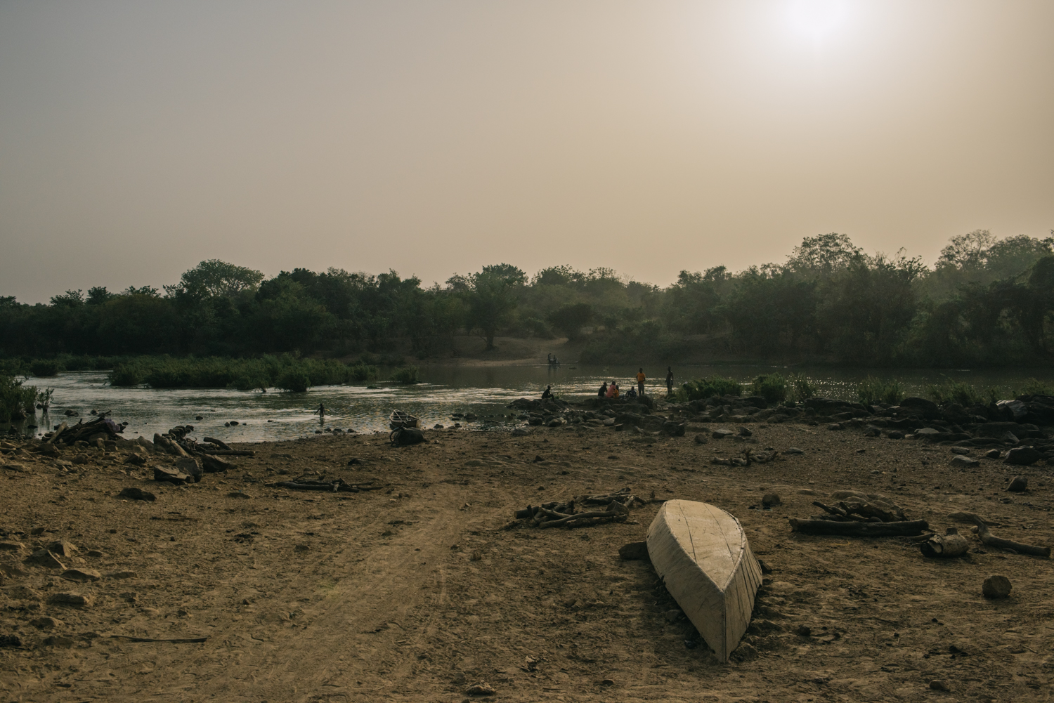 Portraits of Ghana – The Black Volta River at the tri-border of Ghana, Burkina Faso and Ivory Coast seen close to the Ghanaian village Saru. 26.01.2022 Saru, Ghana. © Bettina Theuerkauf