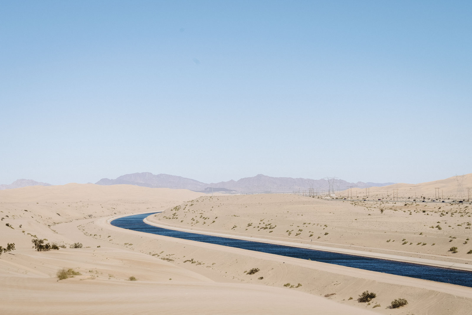 Der All American Canal führt Wasser vom Colorado bis ins Imperial Valley im südlichen Kalifornien, dessen einzige Wasserquelle er ist. Er ist der größte Bewässerungskanal der Welt und bewältigt eine durchschnittliche Abflussmenge Wasser von 428 m³/s.  Glamis Dunes, Kalifornien, 25.11.2021 © 2021 Jonas Kako