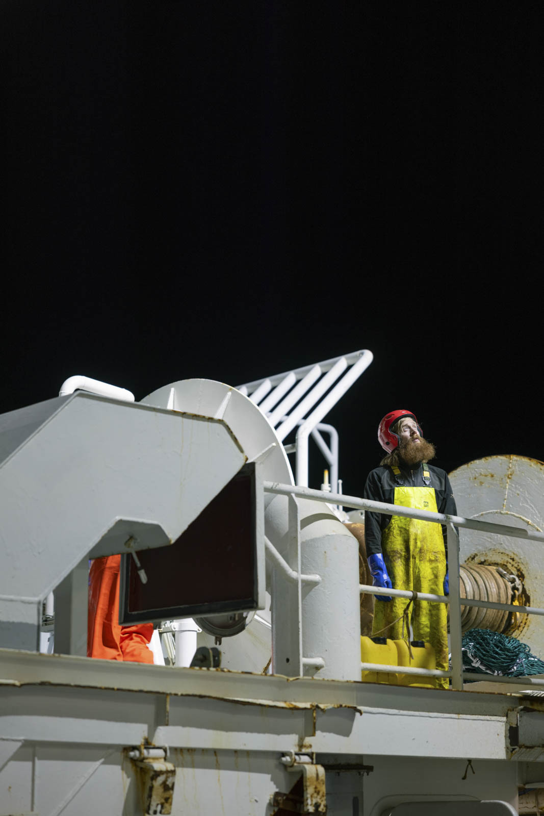 Helgi begutachtet als «vinnslustjóri» das Beladen des Trawlers Solborg am Abend der Abfahrt. Die Crews sind jeweils ein bis drei Monate auf hoher See. 26.10.2023, Reykjavik, Island, © 2023 Noemi Ehrat