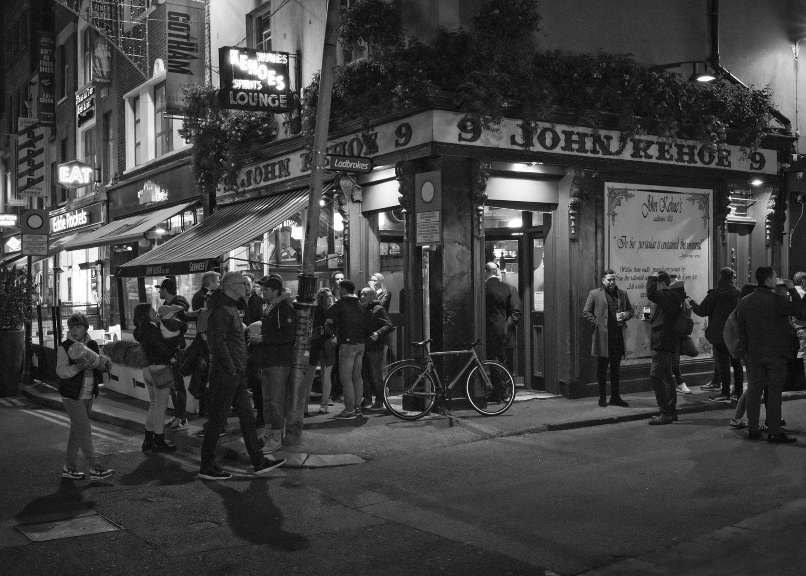 Die Aussenaufnahme des John Kehoe’s Pub zeigt den regen Betrieb an einem frühen Freitagabend. Es ist ein Treffpunkt für unterschiedlichste Menschen und Gruppen. 03.11.2023, Dublin, Irland, © 2023 Raphael Diethelm