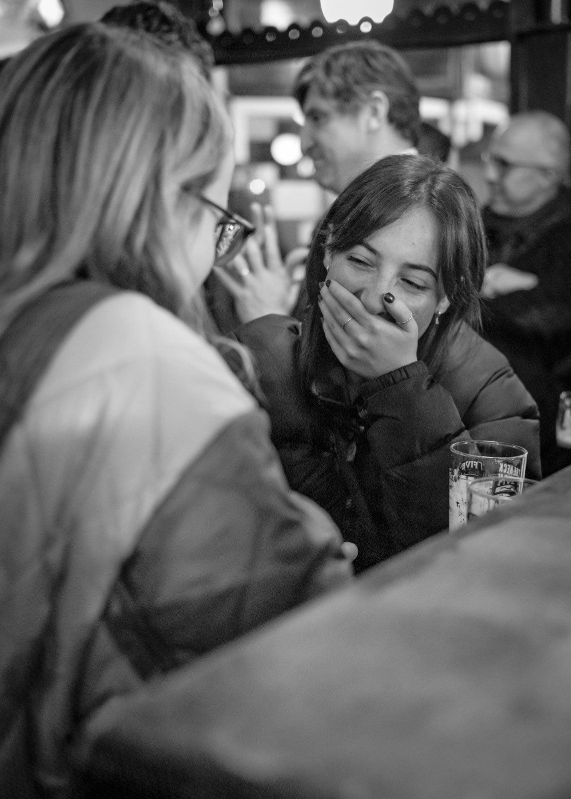 Zwei Frauen lassen den Abend an der Bar im John Kehoe’s Pub ausklingen. Trotz hohem Alkoholkonsum ist die Stimmung jederzeit fröhlich und ausgelassen. 04.11.2023, Dublin, Irland, © 2023 Raphael Diethelm