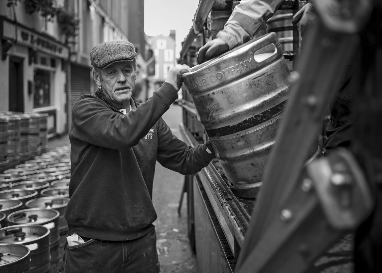 Ein Guinness-Mitarbeiter hebt die neu gelieferten Fässer vom Lastwagen. 100 Fässer mit Guinness werden jeden Donnerstag ins Kehoe’s geliefert. Das sind rund 9000 Liter oder etwas über 16’000 Pints pro Woche. 02.11.2023, Dublin, Irland, © 2023 Raphael Diethelm