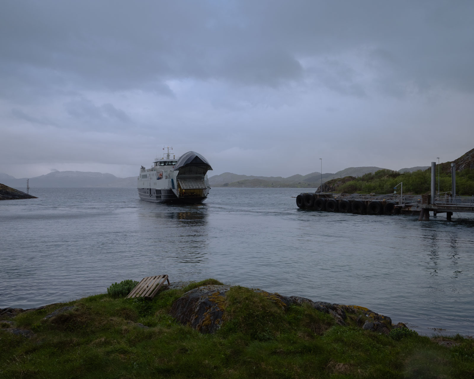 Die Fähre verkehrt zweimal täglich zwischen dem Festland (Jektvik) und Rødøy. Die Überfahrt dauert etwa fünfzig Minuten. 31.05.2023, Rødøy, Norwegen, © 2023 Florian Sulzer & Jonas Dengler