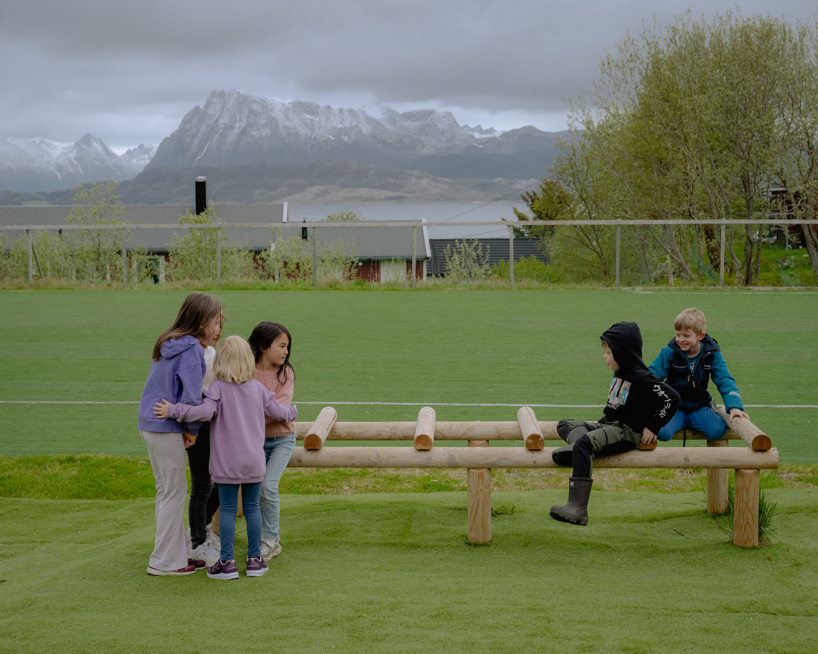 Kinder spielen in der Pause vor der Schule. Sechs Lehrende unterrichten hier zweiundzwanzig Kinder aus Rødøy und den benachbarten Inseln, die jeden Morgen mit dem Schulboot anreisen. 01.06.2023, Rødøy, Norwegen, © 2023 Florian Sulzer & Jonas Dengler