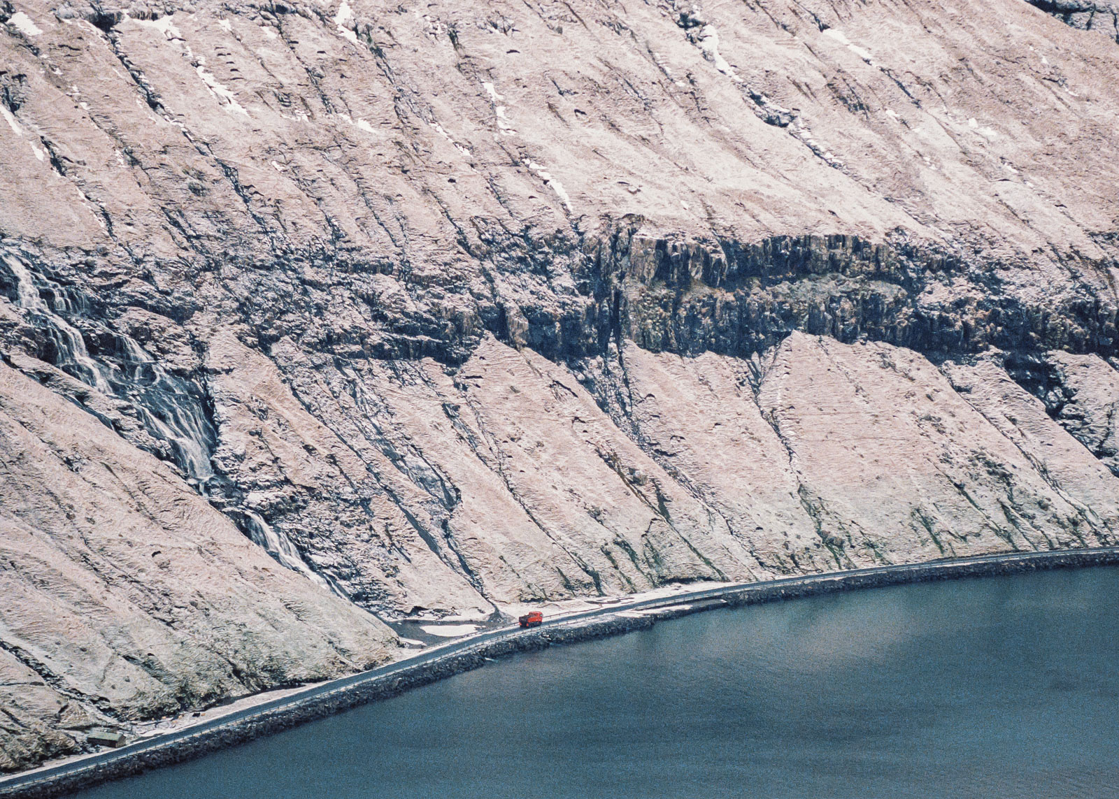 View of the Týggjará waterfall. Although the Faroe Islands are located at latitude 62° N, the climate is surprisingly mild due to the influence of the Gulf Stream. The average temperature during the warmest months is 13°C, and in the winter months, it drops to around 3°C. 19.12.2022, Týggjará, Faroe Island, ©2022 Niclas Tiedemann