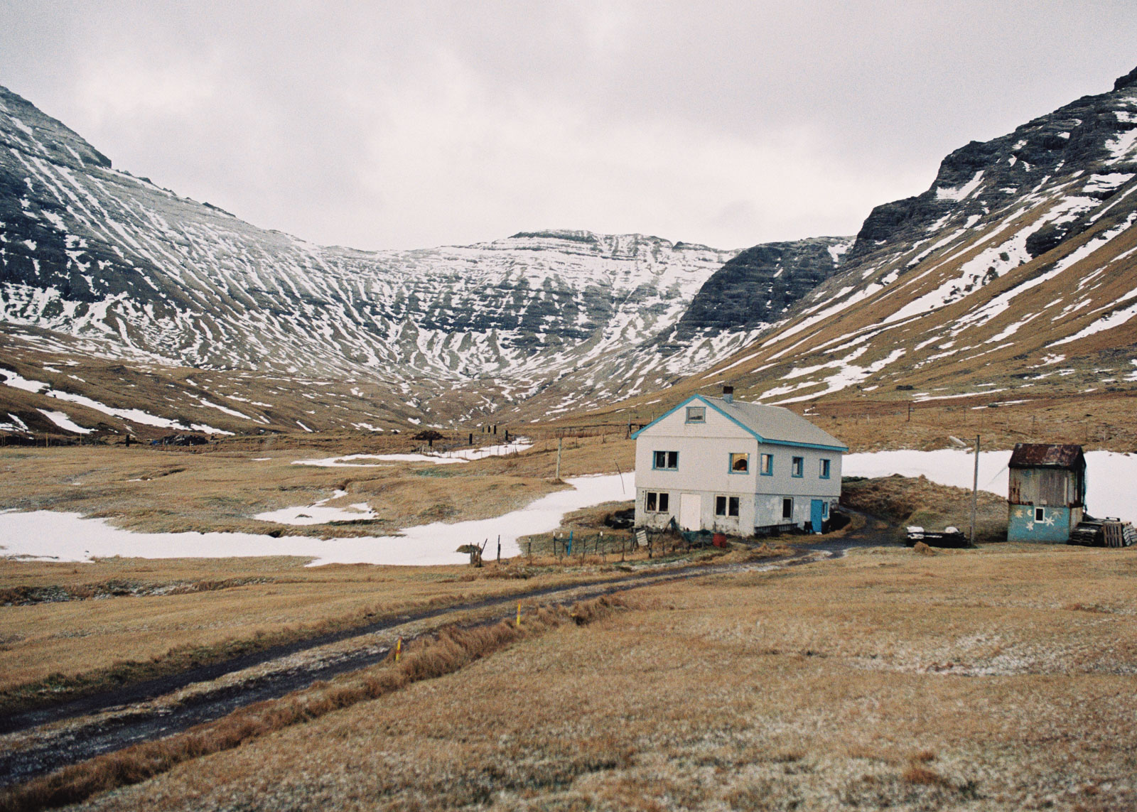 A remote house on the island of Vágar. The house is located on the outskirts of Gásadalur, which was one of the most isolated villages in Europe until the opening of the Gásadaltunnel in 2006. Before its completion, the village was only accessible by helicopter or the three hour long hiking trail leading from Bøur. 20.12.2022, Gásadalur, Faroe Island, ©2022 Niclas Tiedemann