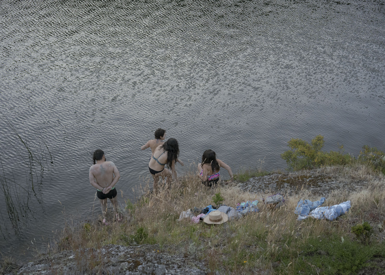 Die Laguna La Manga ist nicht nur Trinkwasserquelle für die ländlich lebenden Einwohner:innen sondern auch Naherholungsgebiet. 5.2.2023, Puerto Guadal, Chile, © 2024 Stella Meyer und Sarah Schneider.