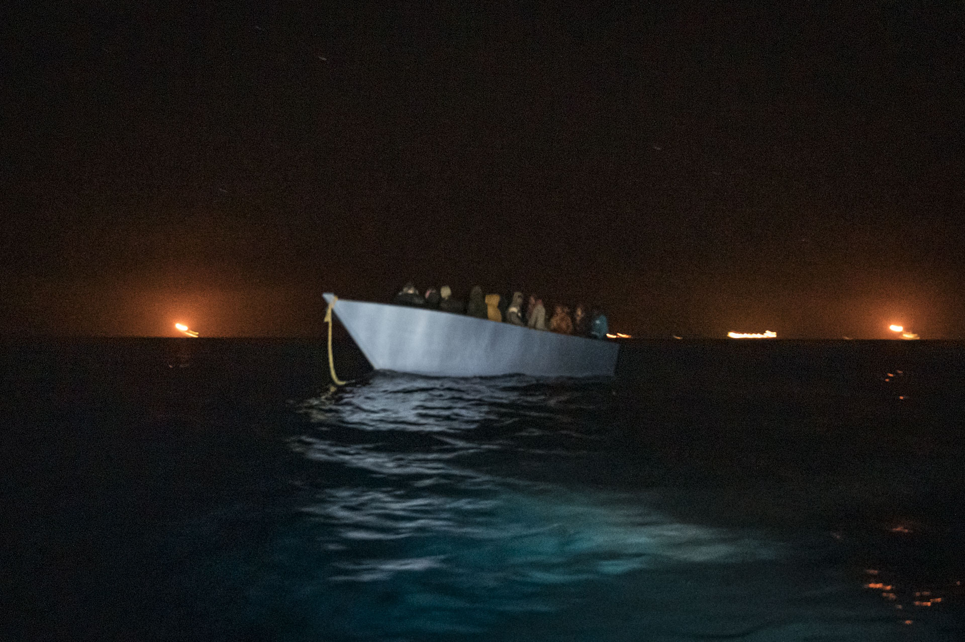 Am frühen entdeckt das deutsche Rettungsschiff Sea-Watch 3 nördlich der libyschen Küste im Offshore-Feld Bahr Essalam im Mittelmeer ein Flüchtlingsboot. Zwischen den Gasfackeln der 