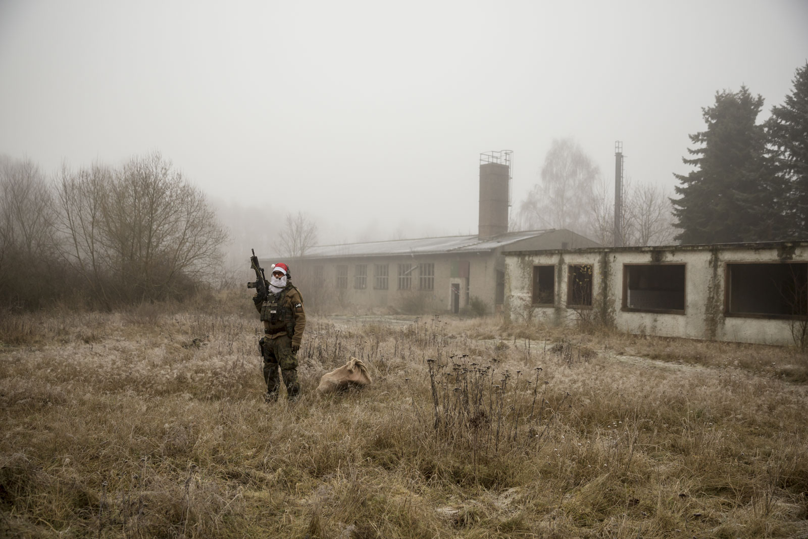 «I Died 22 Times» -  Matthias V. bei einem Airsoftspiel in der Weihnachtszeit. Er hat das Gelände gepachtet und organisiert sowohl «Spiele», als auch Workshops, deren Inhalt auf militärischer Ausbildung basiert und sich damit in einer rechtlichen Grauzone befinden. 17.12.2016, Halenbeck-Rohlsdorf, Deutschland. © 2016 Rafael Heygster