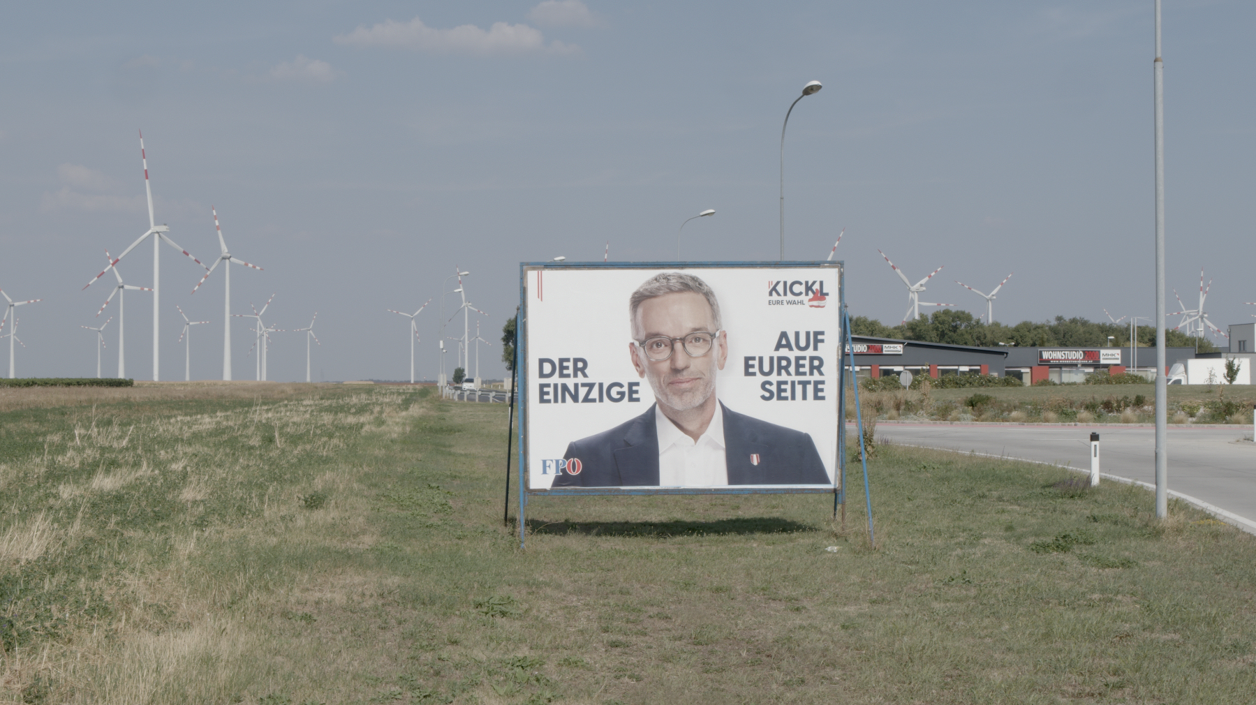 Ein Werbeplakat der FPÖ vor der Nationalratswahl 2024. Die rechtspopulistische Partei erzielte 28,5% Zustimmung im Burgenland und gilt damit als stärkste Kraft der Region. Mit Slogans wie «Euer Wille geschehe» und «Ihr seid der Chef, ich euer Werkzeug» wirbt die Partei für ihre politischen Ziele. 22.09.2024, Kittsee, © 2024 Charlie Spiegelfeld
