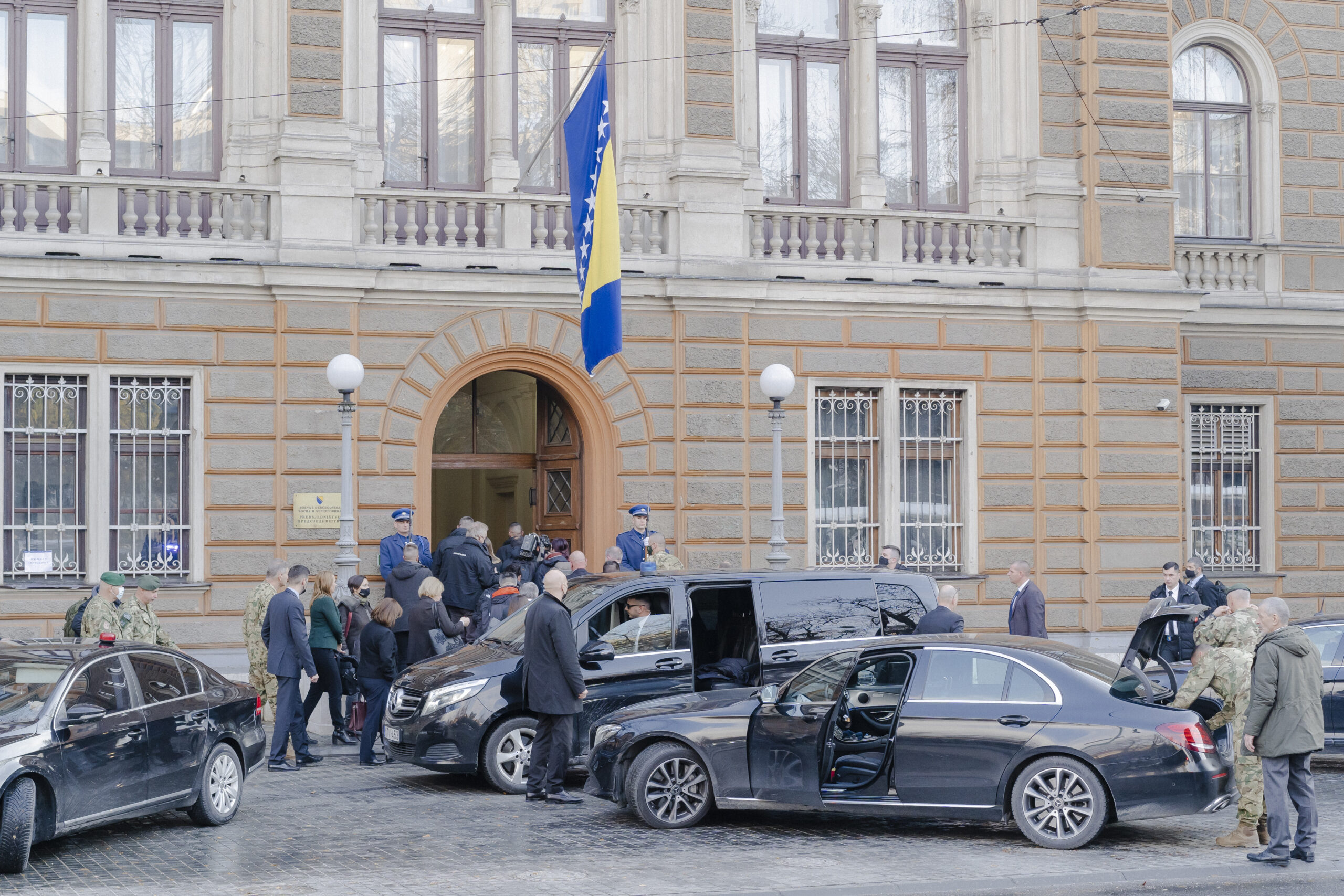 Internationale Diplomaten besuchen das Präsidentschaftsgebäude in Sarajevo. Im Dezember 2021 leitete der Chef der größten bosnisch-serbischen Partei SNSD, der Nationalist Milorad Dodik, konkrete Schritte zur Sezession des Landesteils Republika Srpska ein, woraufhin die EU und die USA Sondergesandte nach Bosnien schickten. 12.12.2021, Sarajevo, Bosnien & Herzegowina, © 2021 Lasse Branding