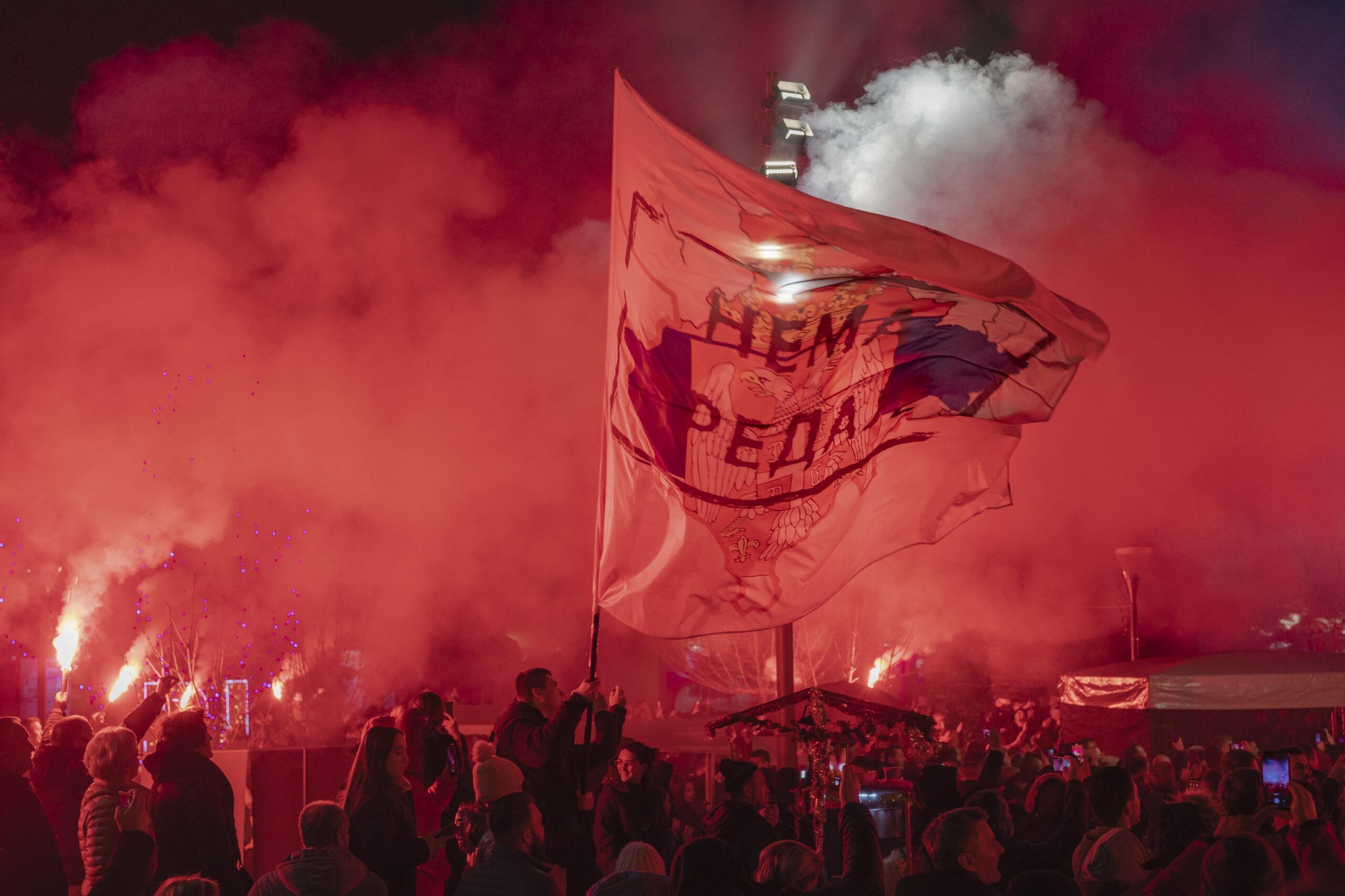 Am 14. Januar 2023 schwenken Besucher des orthodoxen Neujahrs eine »Großserbienflagge« in Banja Luka. Die Bestrebungen eines »Großserbien« münden in der Bewegung des Panslawismus die zum Beginn des 19. Jahrhunderts als romantischer Nationalismus auf dem Balkan entstand. Sein Ziel war die kulturelle, religiöse und politische Einheit aller slawischen Völker in Europa. 11.01.2023, Banja Luka, Bosnien & Herzegowina, © 2023 Lasse Branding
