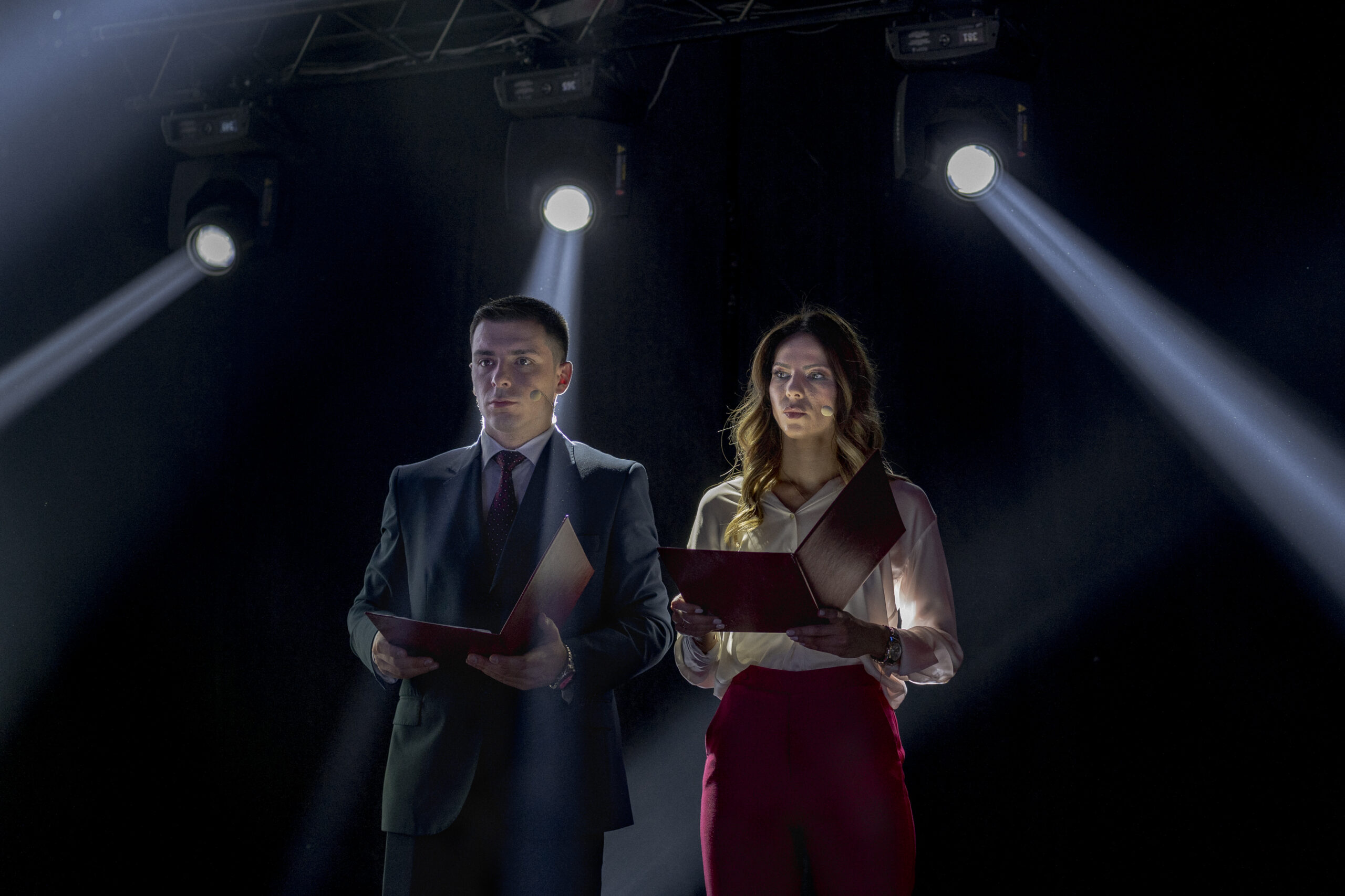 Zwei Moderatoren kündigen auf der Wahlkampfveranstaltung der SNSD in Laktasi die Politikerinnen auf der Bühne an. 27.09.2022, Laktasi, Bosnien & Herzegowina, © 2022 Lasse Branding