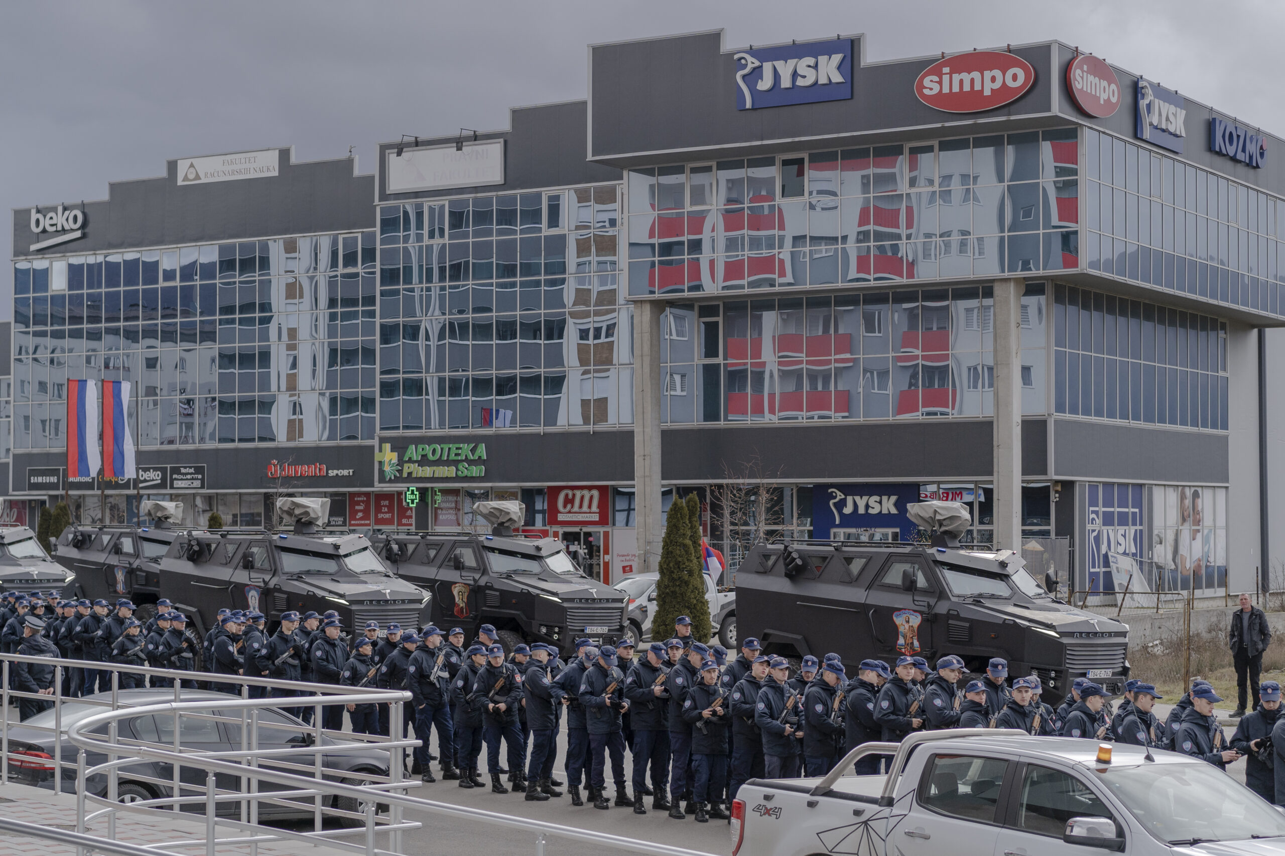 Polizisten vor der bevorstehenden Militärparade zu den Feierlichkeiten des verfassungswidrigen Nationalfeiertag der Republika Srpska. Am 09. Januar wurde erstmals die Parade in dem mehrheitlich bosnisch-serbischen Teil in Ost-Sarajevo abgehalten. 07.01.2021, Sarajevo, Bosnien & Herzegowina, © 2023 Lasse Branding