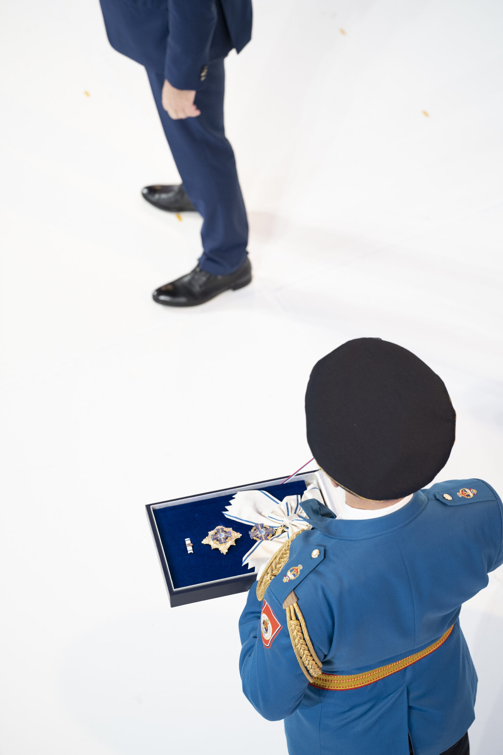 Die Medaille der Republika Srpska wurde 1993 während des Bosnienkriegs eingeführt. Jedes Jahr werden Einwohner der Republika Srpska mit Medaillen für besondere Verdienste ausgezeichnet. In den letzten Jahren wurden die höchsten Medaillen an Viktor Orban (2024), Wladimir Putin (2023),  Peter Handke (2021), Slobodan Milosevic (1994), Radovan Karadžić und Ratko Mladic (1994) verliehen. 06.01.2023, Banja Luka, Bosnien & Herzegowina, © 2024  Lasse Branding