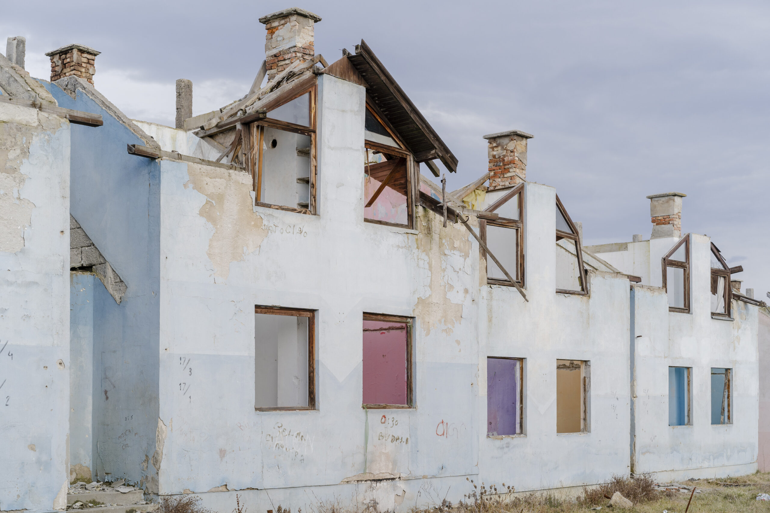 1992 richtete die UNO in der Nähe von Tuzla Flüchtlingslager für bosnische Vertriebene ein, um die aus Srebrenica geflohenen Bosniaken unterzubringen. Heute stehen viele Häuser aufgrund von Umsiedlungsprogrammen leer. Einige Familien leben jedoch immer noch in den abgelegenen Flüchtlingslagern um Tuzla und warten auf ihre Umsiedlung. 14.01.2023, Tuzla, Bosnien & Herzegowina, © 2023 Lasse Branding