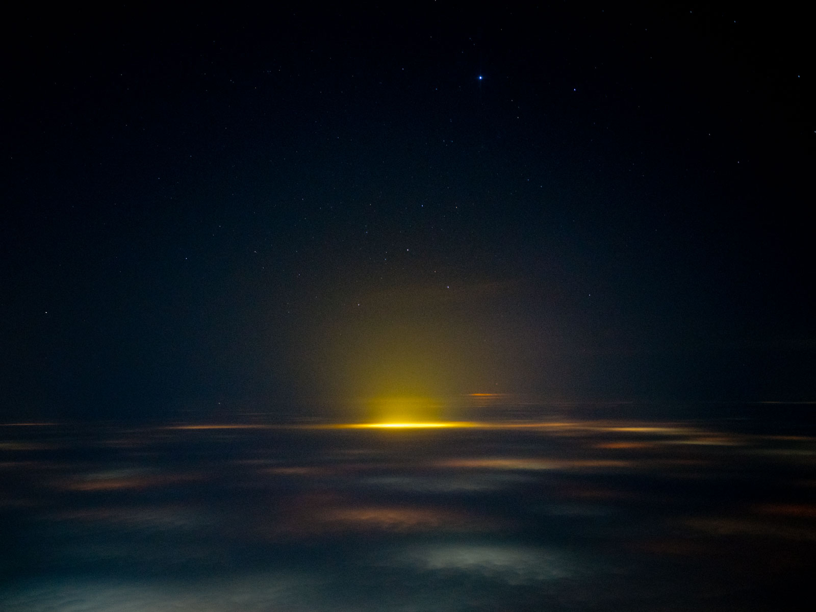 Blick aus dem Flugzeugfenster auf dem Weg nach Tomsk. Nach dem Beginn des russischen Einmarsches in der Ukraine wurde der Flugverkehr zwischen Europa und Russland eingestellt, und die Zeit und die Kosten für Tickets für die Heimreise aus Deutschland verdoppelten sich. 20.12.22, Im Flugzeug nach Tomsk, © 2022 Aliona Kardash