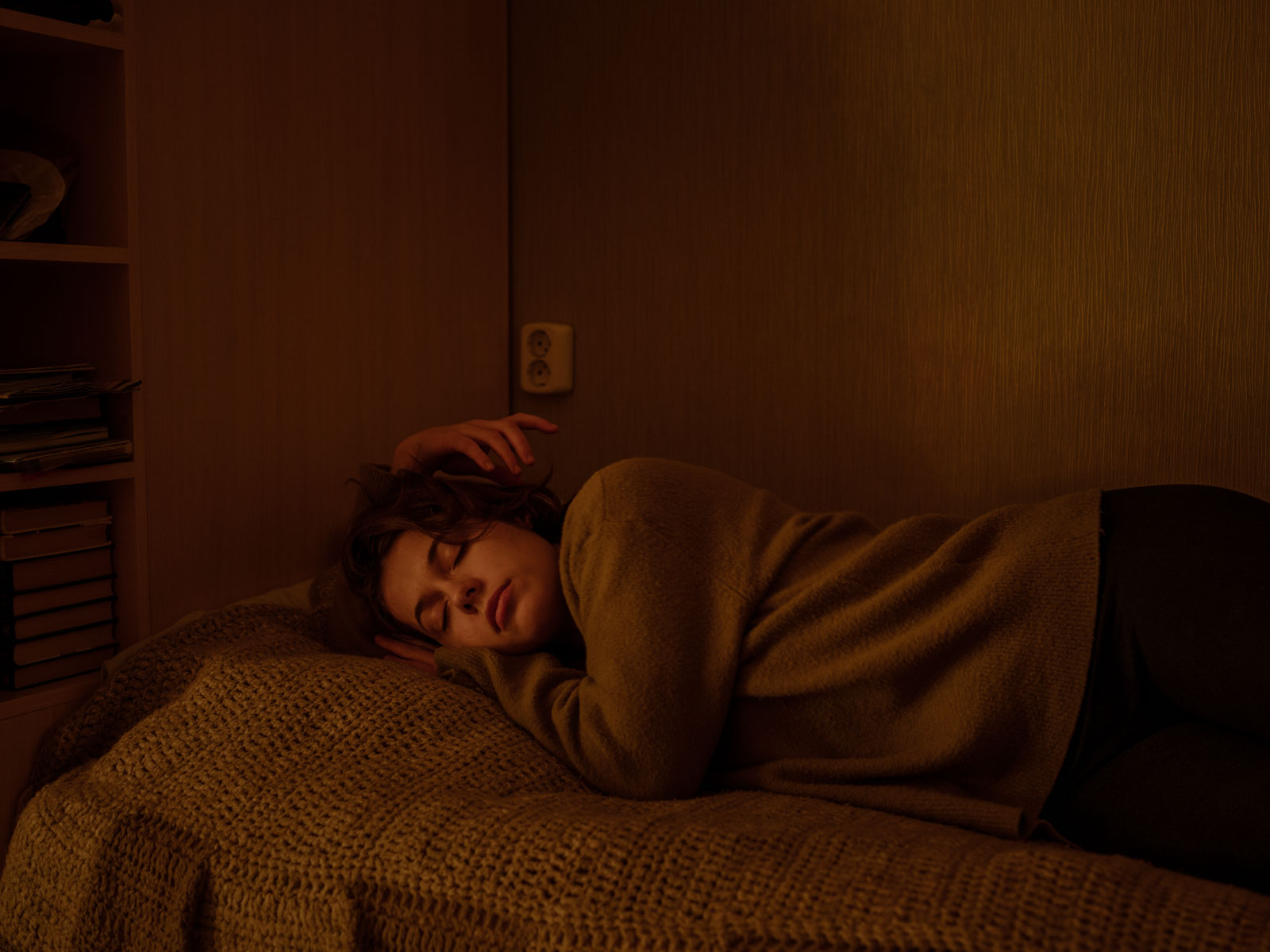 Selbstporträt in meinem Kinderzimmer als Versuch, herauszufinden, wie es sich anfühlt, wieder an einem Ort meiner Kindheit zu sein. Gehöre ich noch immer zu diesem Bett, zu diesem Haus, zu diesem Land? 11.01.23 Tomsk, © 2022 Aliona Kardash