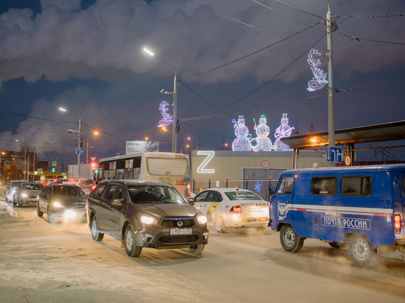 Der Buchstabe Z, der zum Symbol für die russische Aggression in der Ukraine geworden ist, als Dekoration vor dem Supermarkt, in dem meine Eltern normalerweise ihre Lebensmittel einkaufen.  29.12.22 Auf dem Weg zur Bushaltestelle. Tomsk, © 2022 Aliona Kardash