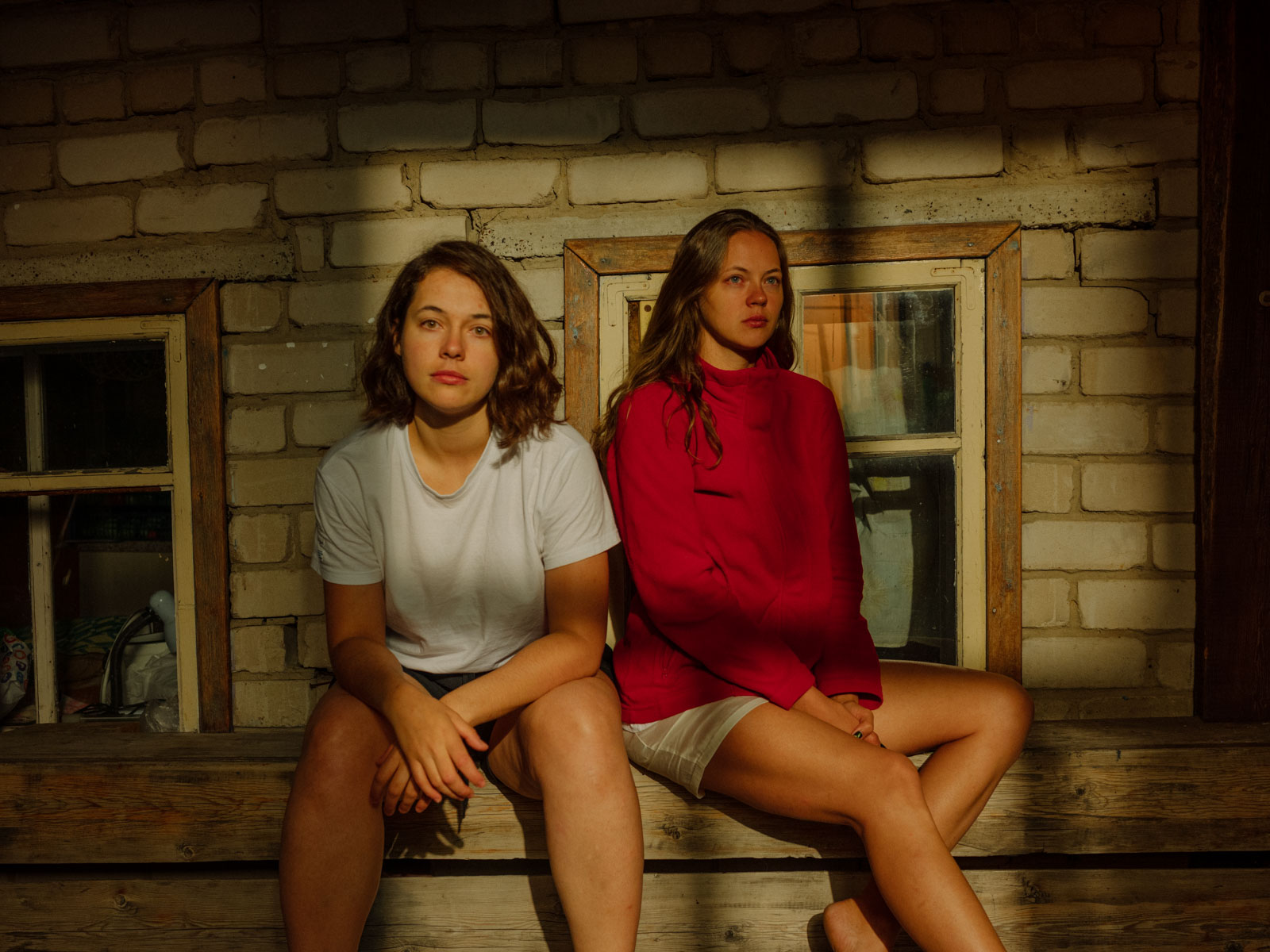 Meine Schwester Sanya ist zwei Jahre jünger als ich und führt ein völlig anderes Leben. Sie ist Mutter von zwei Kindern, ich bin noch dabei, meinen Master-Abschluss zu machen. Wir sehen uns nur selten, denn seit langem besteht zwischen uns ein unausgesprochener Konsens, dass wir zu unterschiedlich sind, um Freunde zu sein. Umso wichtiger sind diese kurzen Treffen in Sibirien alle drei Jahre. 05.08.23 Selbstporträt mit meiner Schwester vor dem Haus, in dem wir aufgewachsen sind, Tomsk, © 2023 Aliona Kardash
