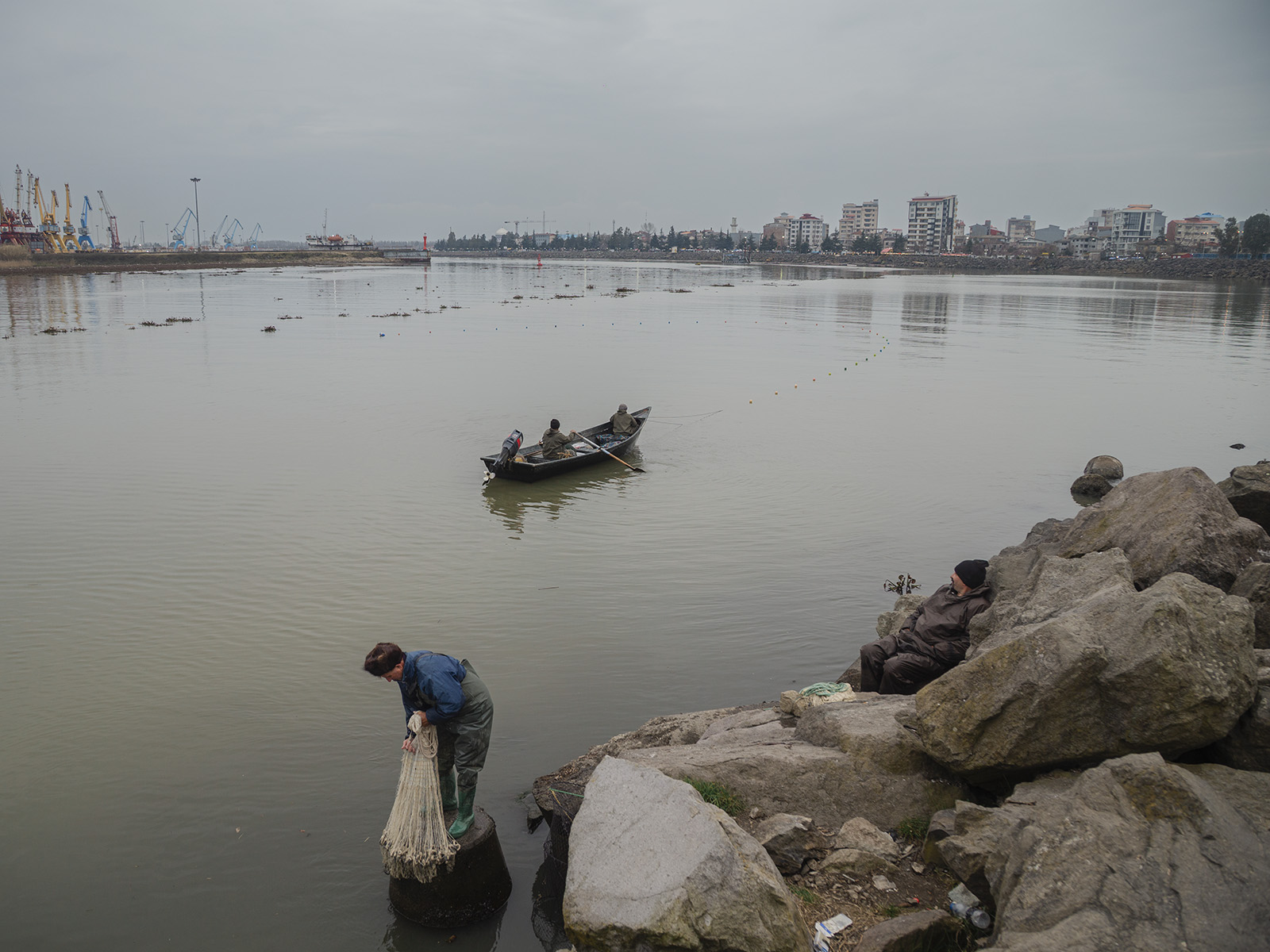 Jedes Jahr im Herbst und Winter, fischen die lokalen Fischer Weissfisch, Karpfen u Großkopfmeeräschen mit unterschiedlichsten Methoden – entweder mittels der Methode «Salik» oder durch das Auslegen und Einholen von Netzen mithilfe von Booten. In den letzten Jahren hat der illegale Fischfang stark zugenommen. Schätzungen zufolge entfallen rund 35 % des gesamten Fischfangs im Kaspischen Meer auf illegale Aktivitäten, was nicht nur den wirtschaftlichen Wert der gefangenen Fische schmälert, sondern auch dem Ökosystem des Meeres irreparable Schäden zufügt. 04.03.2024, Anzali Hafen (Guilan Province), Iran, © 2024Armina Ahmadinia