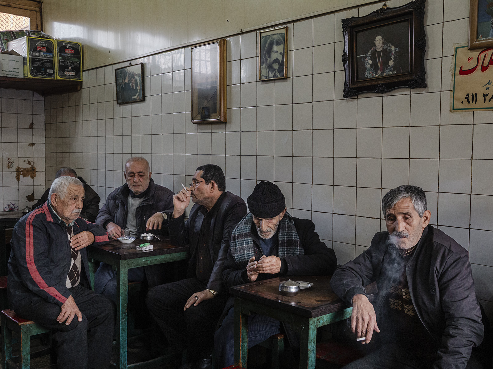 Malavan-Liebhaber - Das Cafè «Asheghan-e-Malavan» (Malavan-Liebhaber) gehört zu den ältesten Cafés der Stadt Anzali. Es war über viele Jahre hinweg einer der beliebtesten Treffpunkte für ältere Menschen und Pensionäre – insbesondere für ehemalige Mitarbeiter der Fischereibehörde, Zollbehörde,Trainer und frühere Fußballspieler des Fußballvereins Malavan. In den letzten Jahren hat die fehlende Unterstützung der Regierung für Bandar Anzali – einen der größten Handelshäfen Irans – die Lebensumstände der Rentner stark beeinträchtigt und ihre Hoffnung und Lebensmotivation deutlich verringert. 05.03.2024, Anzali Hafen (Guilan Province), Iran, © 2024 Armina Ahmadinia