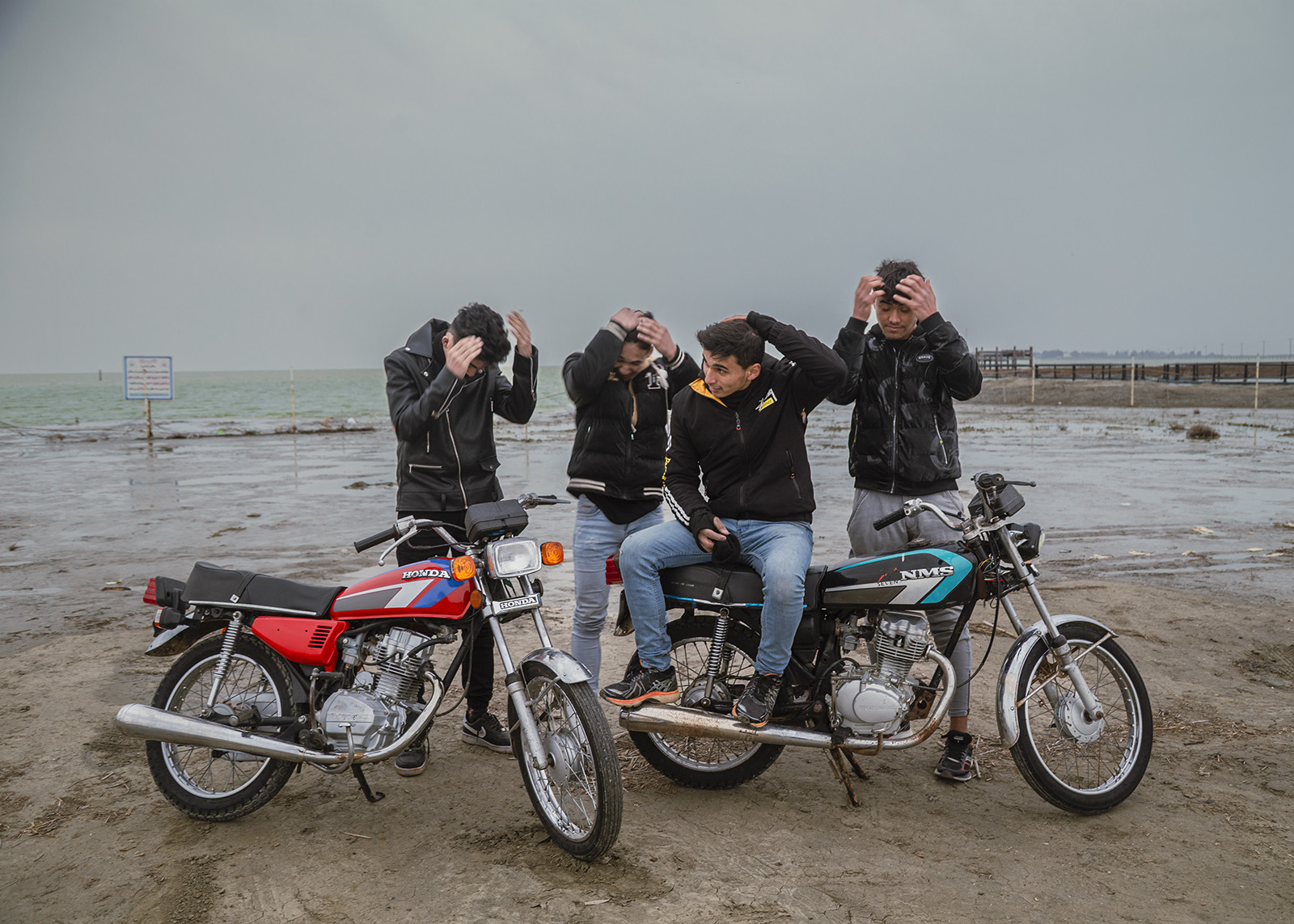 Haare frisieren - Aufgrund des Anstiegs der Jugendarbeitslosigkeit und schwacher wirtschaftlicher Bedingungen hat in den letzten Jahren die Migration junger Turkmenen zur Arbeit in grössere Städte oder in benachbarte Länder zugenommen. 19.3.2024, Hafen von Torkaman (Golestan Province), Iran, © 2024 Armina Ahmadinia