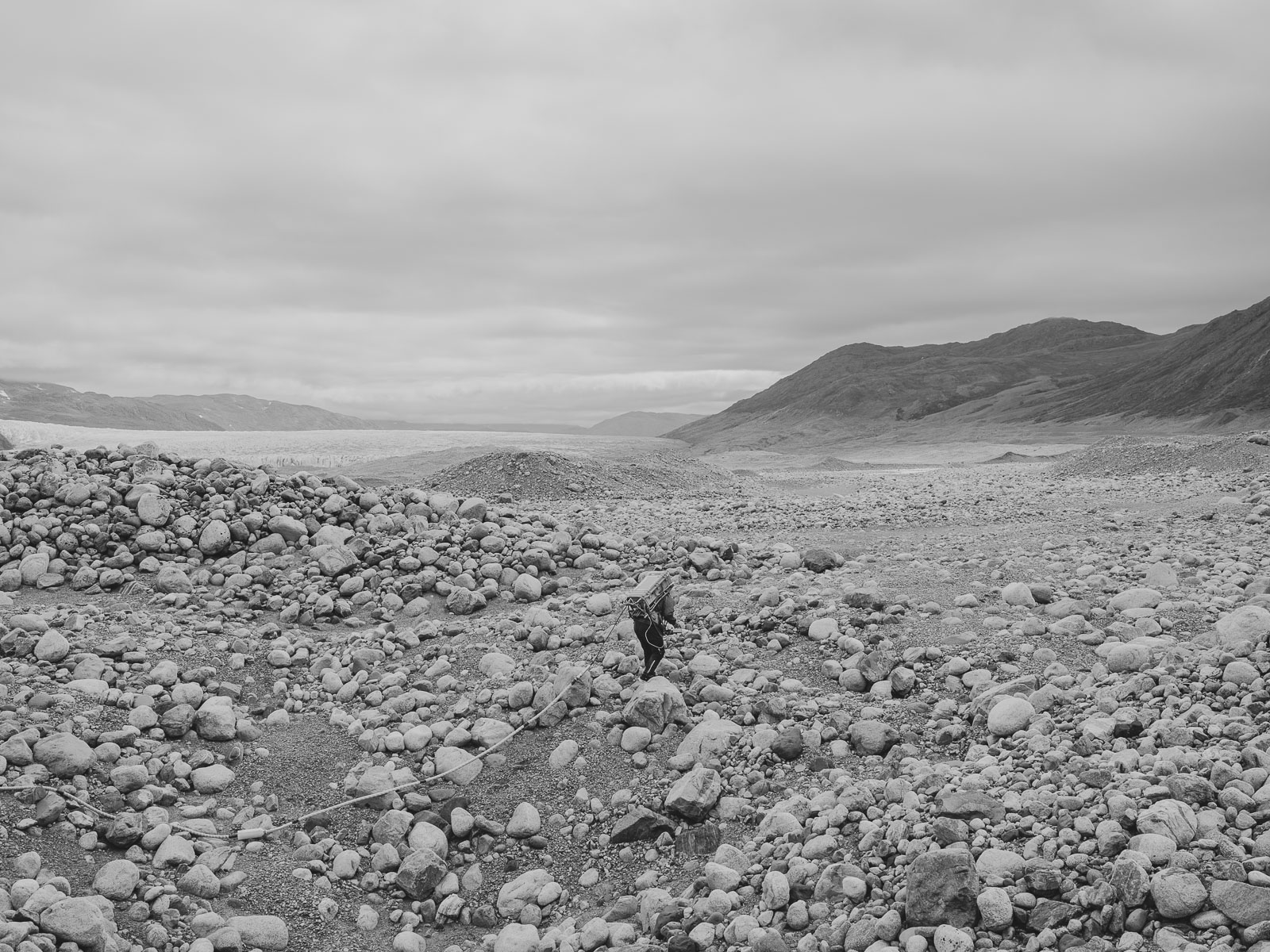 Jack Ness Sebulonsen, ein grönländischer Helfer auf einer Expedition, mit seinem Bodenradargerät. Die Expedition untersucht im Auftrag eines britischen Unternehmens ein Gebiet in Südgrönland. 23.7.2023 Narsarsuaq, Grönland © 2023 Jan Richard Heinicke