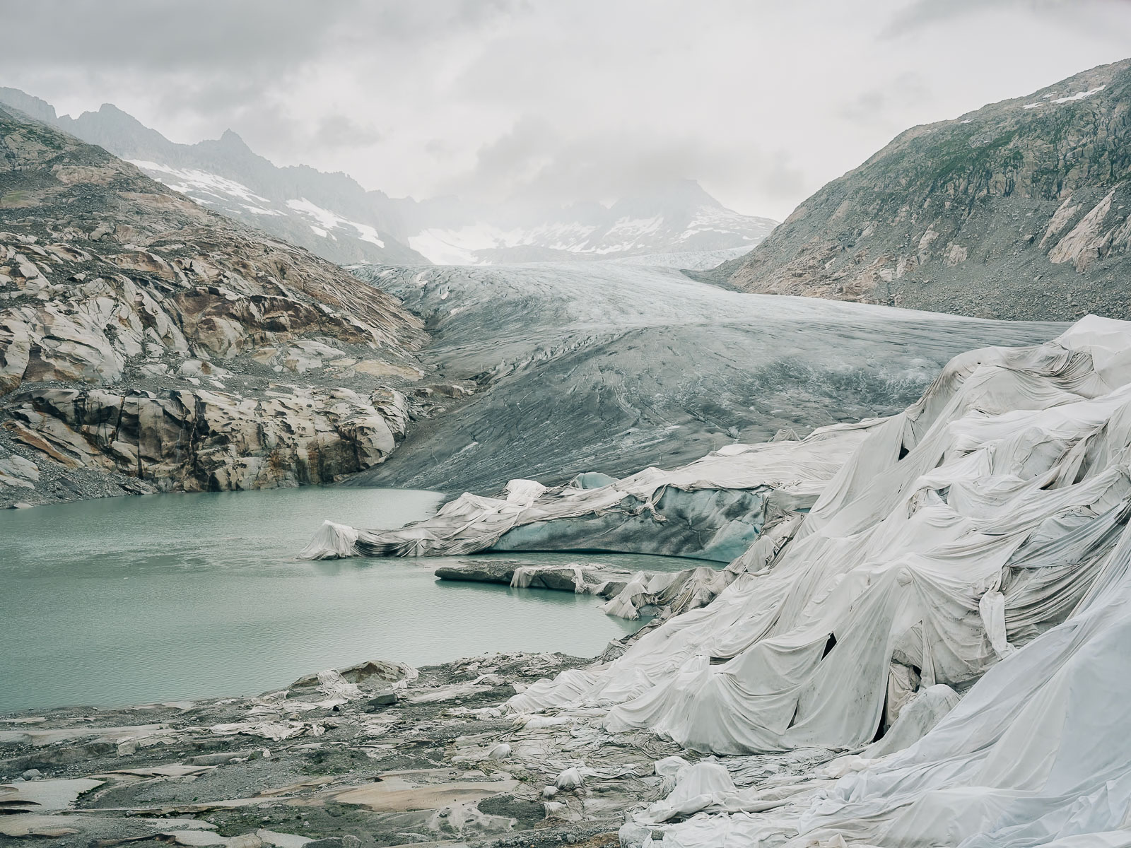 Blick über den Rhône-Gletscher im Sommer 2021. Die Planen sollen das Abschmelzen des Gletscherendes herauszögern. Die Wissenschaft geht davon aus, dass der Gletscher bis 2100 verschwunden sein wird. 16.8.2021 Furkapass, Schweiz, © 2021 Jan Richard Heinicke