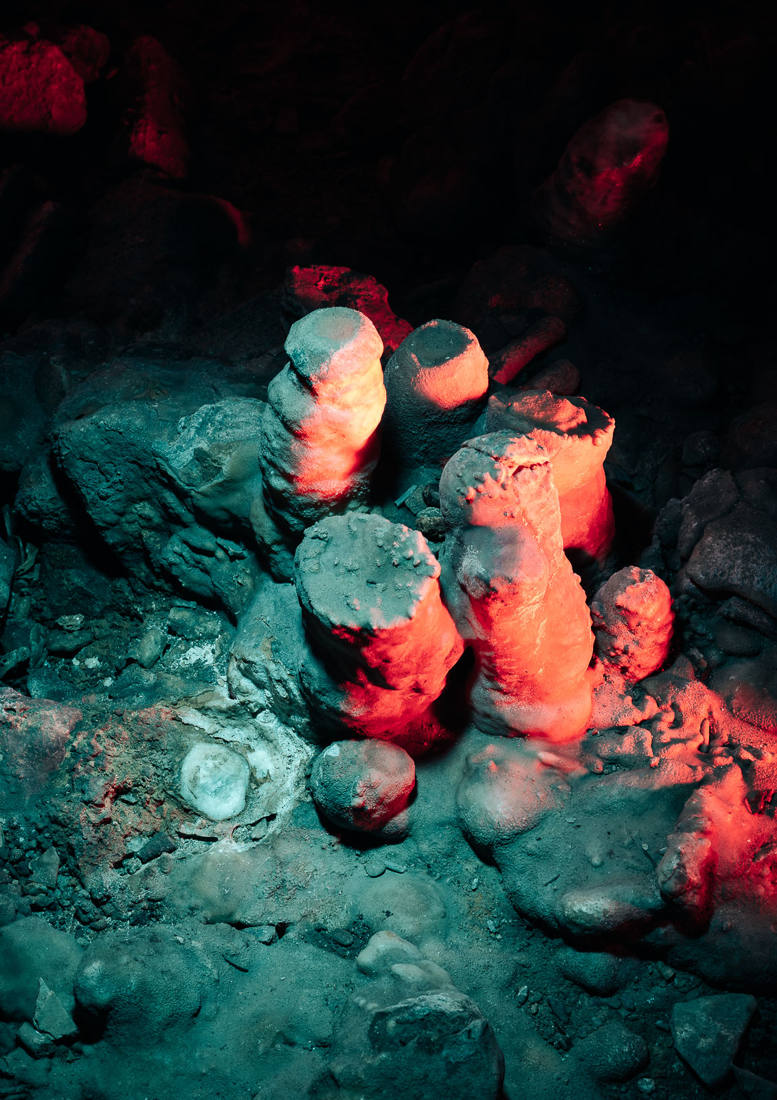Tropfsteine in der Dechenhöhle. An der hellen Stelle wurde ein Tropfstein entfernt, welcher anschließend an der Johannes-Gutenberg-Universität in Mainz untersucht wurde.  Die Dechenhöhle ist seit Jahrzehnten ein beliebtes Forschungsobjekt von Geologen. Aus den Tropfsteinen in der Höhle konnte das lokale Klima der letzten 500.000 Jahre rekonstruiert werden. 6.5.2024 Dechenhöhle, Deutschland, © 2024 Jan Richard Heinicke