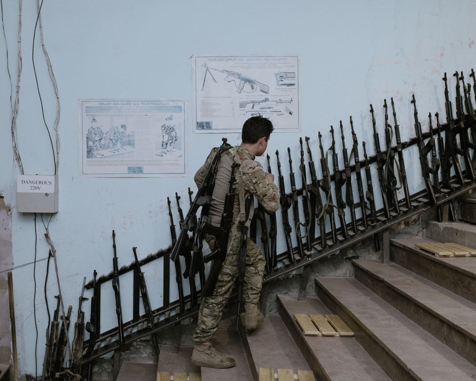 Jugendlicher beim Einsammeln von Übungswaffen der Organisation VOMA, die Zivilisten auf die Verteidigung Armeniens vorbereitet, 16.09.2024, Jerewan, Armenien, © 2024 Jana Islinger