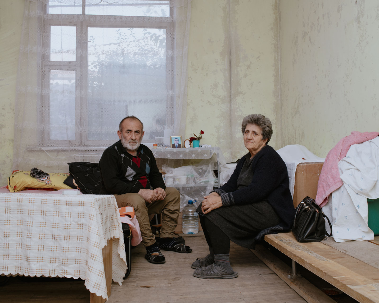 Anja und Arzum in einem ehemaligen Kindergarten in Masis, in dem sie seit ihrer Flucht aus Bergkarabach 2023 untergebracht sind, 17.10.2023, Masis, Armenien, © 2023 Jana Islinger