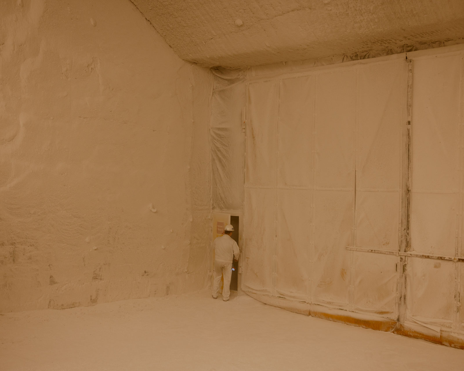 Ein Bergmann betritt den Bunker unter Tage. Der Bunker dient der Zwischenlagerung des zerkleinerten Rohsalzes unter Tage, um einen gleichmäßigen Materialfluss für die Bandanlage und Weiterverabeitungsanlagen sicherzustellen. 26.07.2024, Unterbreizbach, Deutschland, © 2024 Jasper Hill