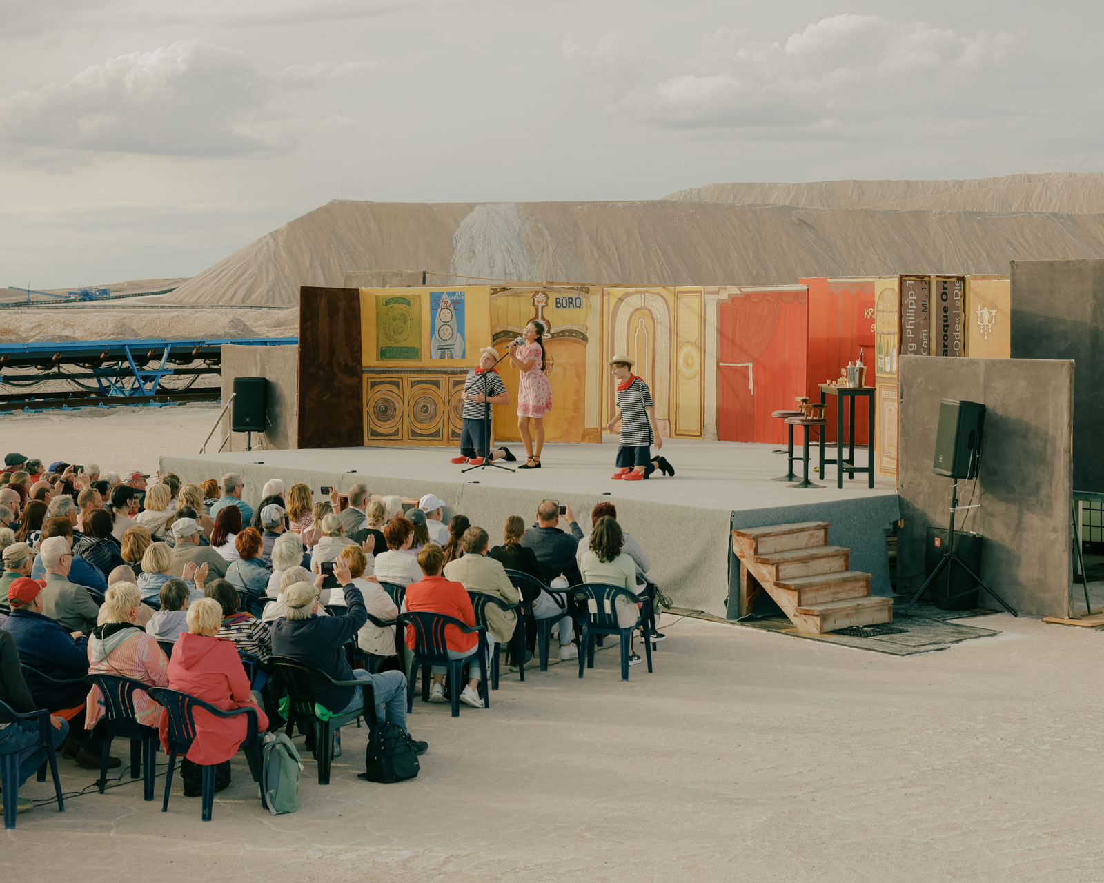 Eine Aufführung des Holzhaustheather Zielitz während der Kalimandscharo Festspiele 2024 auf einer der beiden Kalihalden. Dank hoher Gewerbesteuereinnahmen der Kali und Salz AG hat die 1.900-Einwohner-Gemeinde Zielitz den fünftgrößten Gewerbesteueranteil in Sachsen-Anhalt und finanzierte 2015 ein neues Theaterhaus für ca. 2,6 Millionen Euro.  16.06.2024, Zielitz, Deutschland, © 2024 Jasper Hill