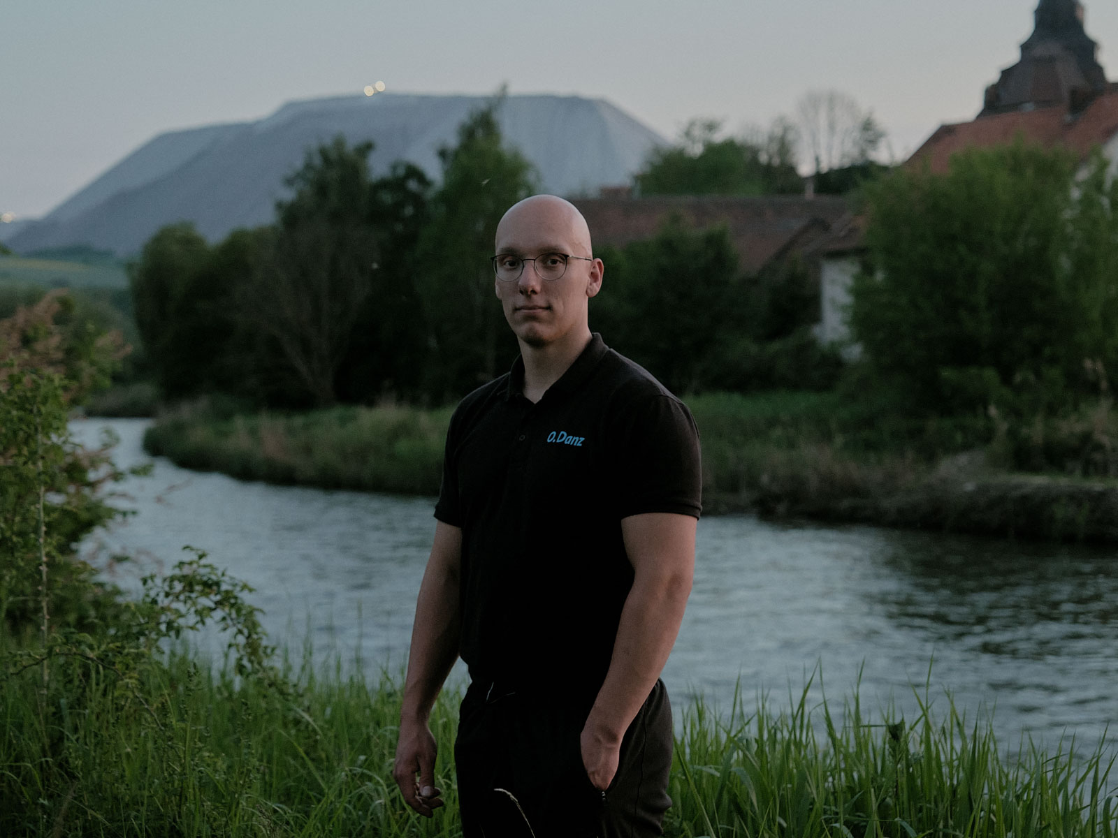 Oliver Danz, Elektroniker für Betriebstechnik bei K+S am Ufer der ehemals stark versalzenen Werra. Er kritisiert die Umweltbelastung durch den Kalibergbau, macht sich aber auch Sorgen um das Ende des Kalibergbaus im Werratal. «Sollte K+S hier sterben sehen ich hier in der Region keine Zukunft. Es gibt keinen anderen Arbeitgeber… Ich weiß nicht wo die Leute untergebracht werden sollen.» 11.05.2024, Werra-Suhl Tal, Deutschland,  © 2024 Jasper Hill