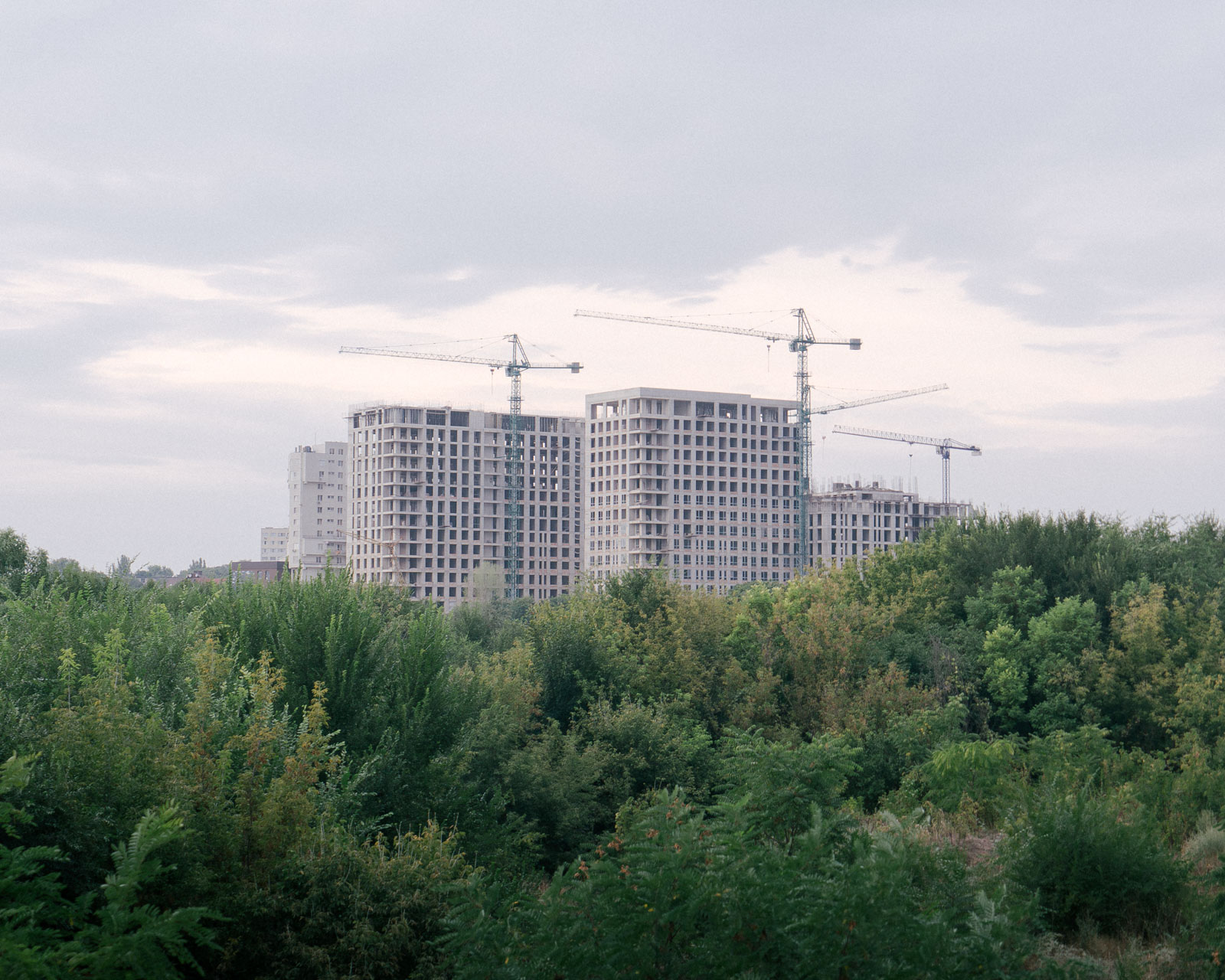 Im Stadtteil Rîșcani in Chisinau entstehen neue Wohngebäude. Etwa 50 % der Gebäude in Chisinau wurden zur Zeit der Sowjetunion errichtet. 29.08.2024, Chisinau, Republik Moldau, © 2024 Julius Nieweler