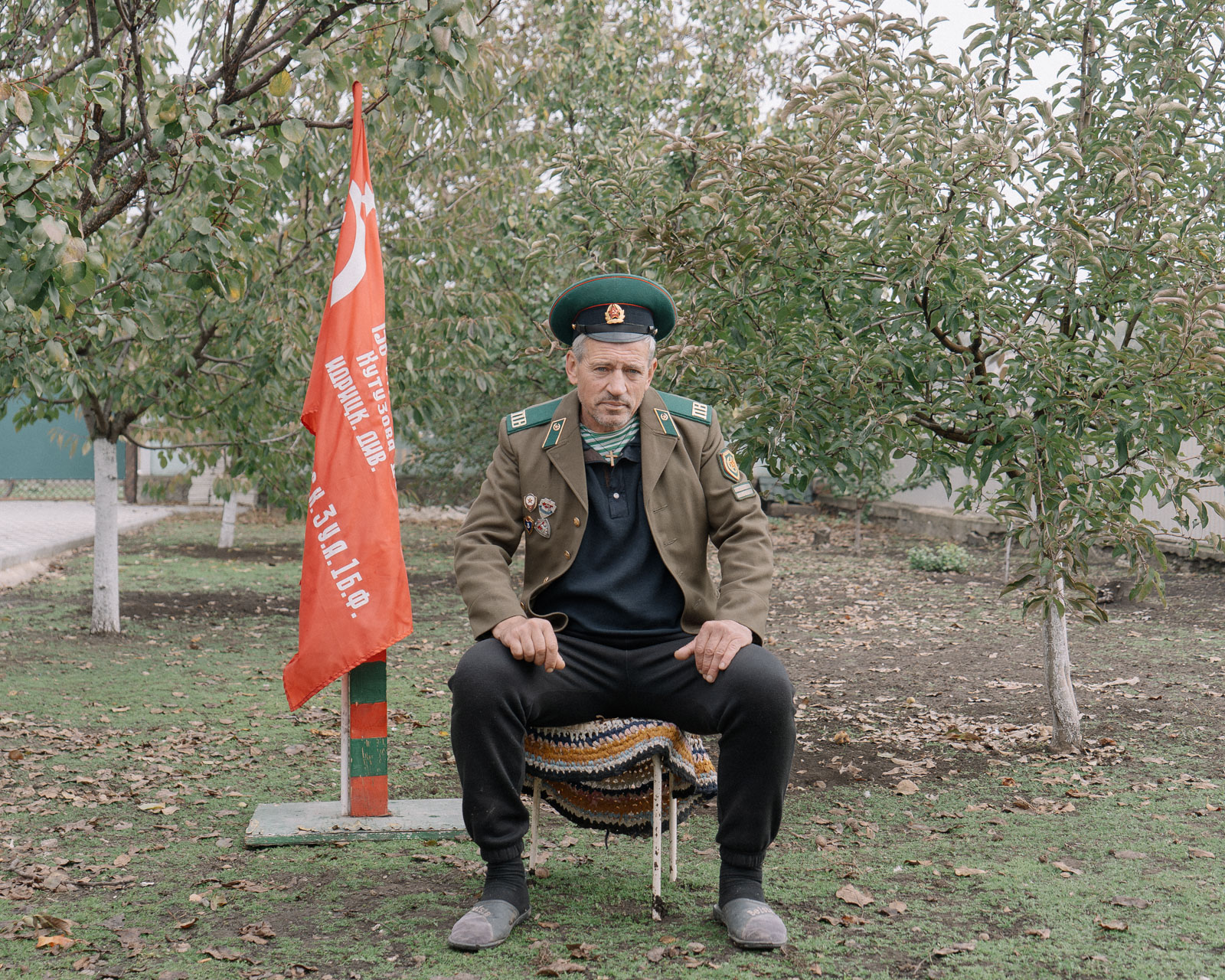 Gheorghi ist froh, dass das Referendum pro-europäisch ausgefallen ist. Gheorghi ist nach wie vor stolz auf seine Zeit als Grenzsoldat an der Grenze zwischen der Sowjetunion und China. Er hat seine Uniform bis heute aufbewahrt und sich als Erinnerung einen Grenzpfeiler der Sowjetunion gebastelt. «Hier ist die Sowjetunion. Hinter dem Pfeiler ist Europa», scherzt er. 25.10.2024, Rosietici, Republik Moldau, © 2024 Julius Nieweler