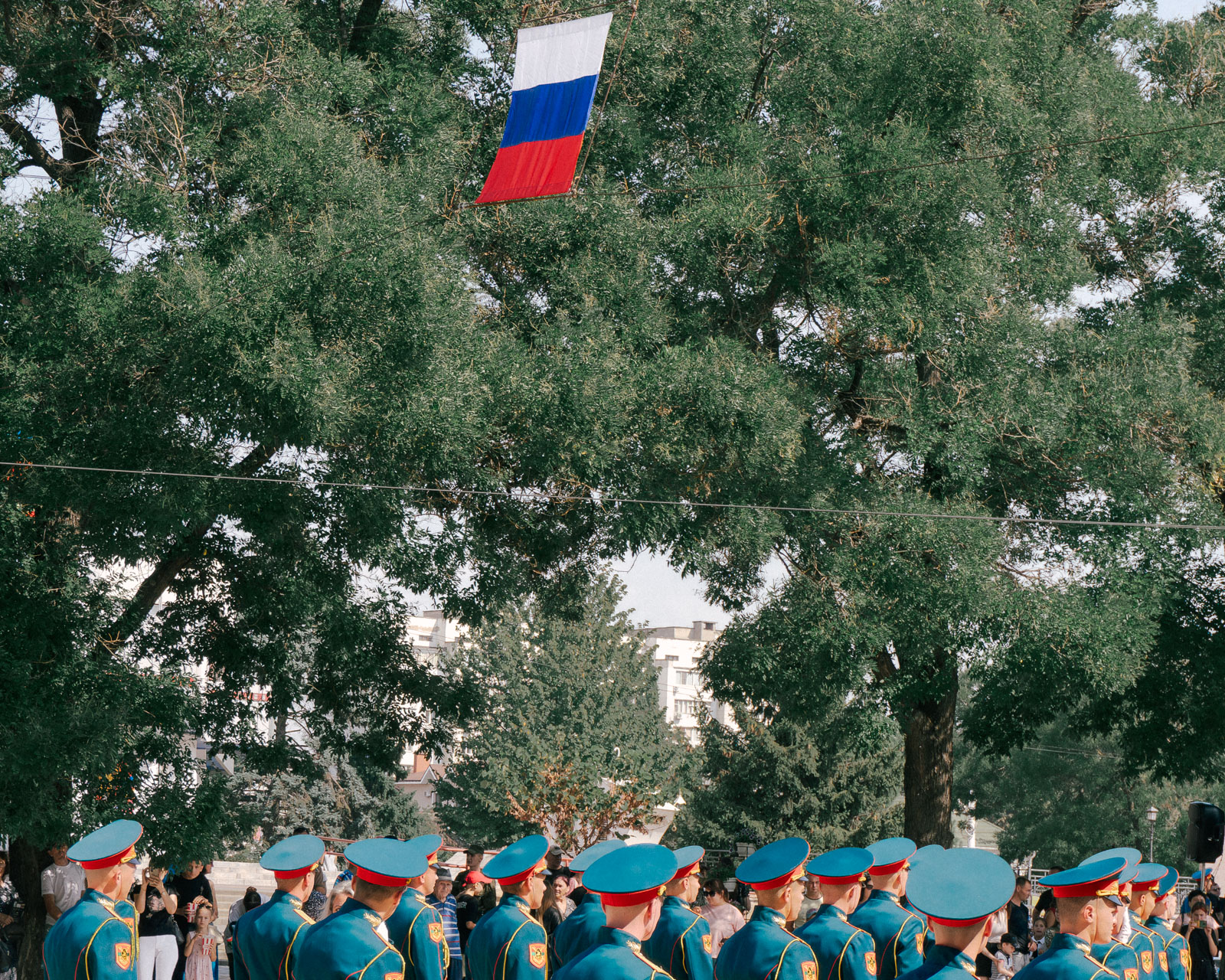 Soldaten der Ehrengarde des Defacto-Regimes Transnistrien marschieren unter einer russischen Flagge. Russland unterstützt das separatistische Transnistrien militärisch und wirtschaftlich bei seinen Unabhängigkeitsbestrebungen. 02.09.2024, Tiraspol, Republik Moldau,  © 2024 Julius Nieweler