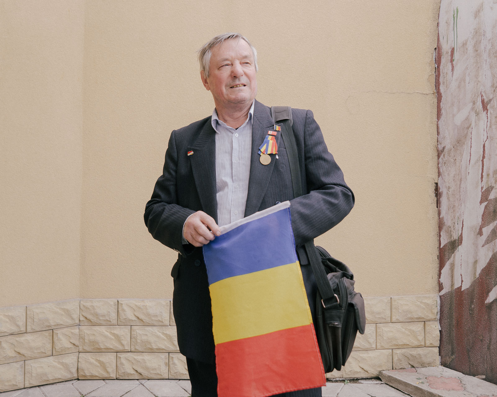 Dimitru wünscht sich eine Wiedervereinigung der Republik Moldau mit Rumänien. Im Bürgerkrieg zwischen der Republik Moldau und Transnistrien hat er auf der moldauischen Seite gekämpft. Er sagt: «Ich will nicht die Sprache der Besatzer sprechen. Für Europa, für Moldau, für Rumänien – und in den Mülleimer mit den russischen Besatzern.» 20.10.2024, Varnita, Republik Moldau, © 2024 Julius Nieweler