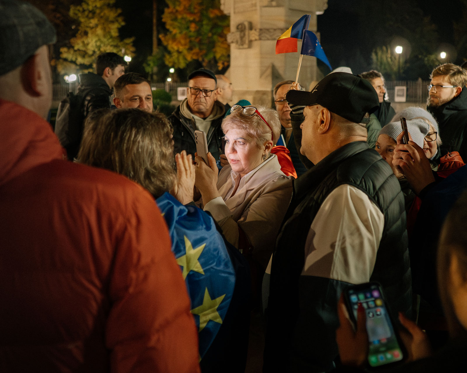 Am Abend des Referendums treffen sich proeuropäische Demonstranten im Stadtzentrum von Chisinau, um den Ausgang des Referendums zu feiern. Als die ersten Auszählungen jedoch darauf hindeuten, dass das Referendum gescheitert ist, löst sich die Versammlung auf. 20.10.2024, Chisinau, Republik Moldau, © 2024 Julius Nieweler