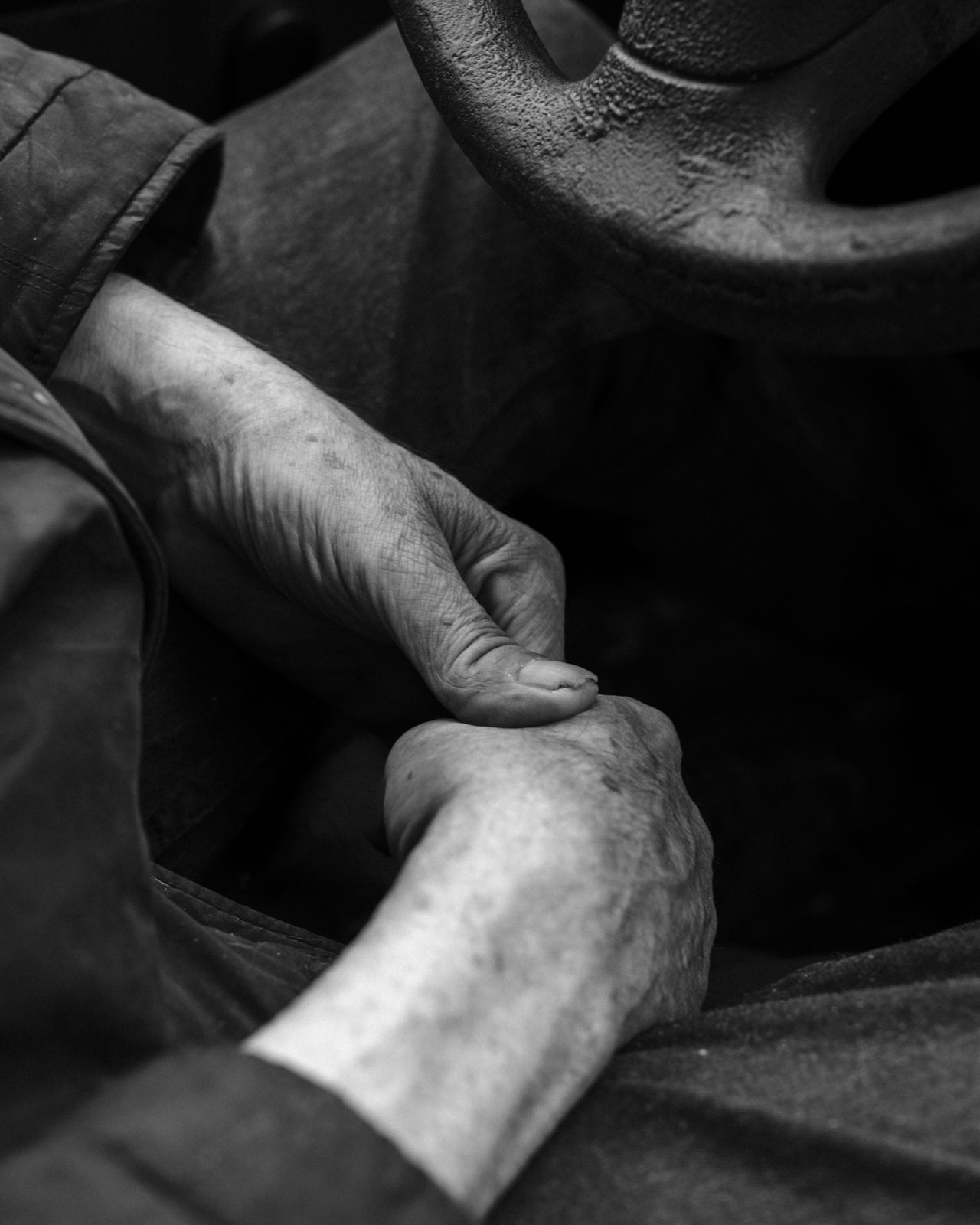 In seinem verstaubten, mit Gerümpel gefüllten Auto sitzt ein Mann, der einst vom Eigenheim nach der Wiedervereinigung träumte – ein Traum, der nie Wirklichkeit wurde. Die Wohnung gleicht dem Zustand des Autos. Er spricht von Erschöpfung, vom Verlust der Motivation. Heute lebt er krank, allein, umgeben vom sichtbaren Ausdruck seiner inneren Krise.Bad Salzungen, Deutschland, ©  2022 Michel Kekulé.